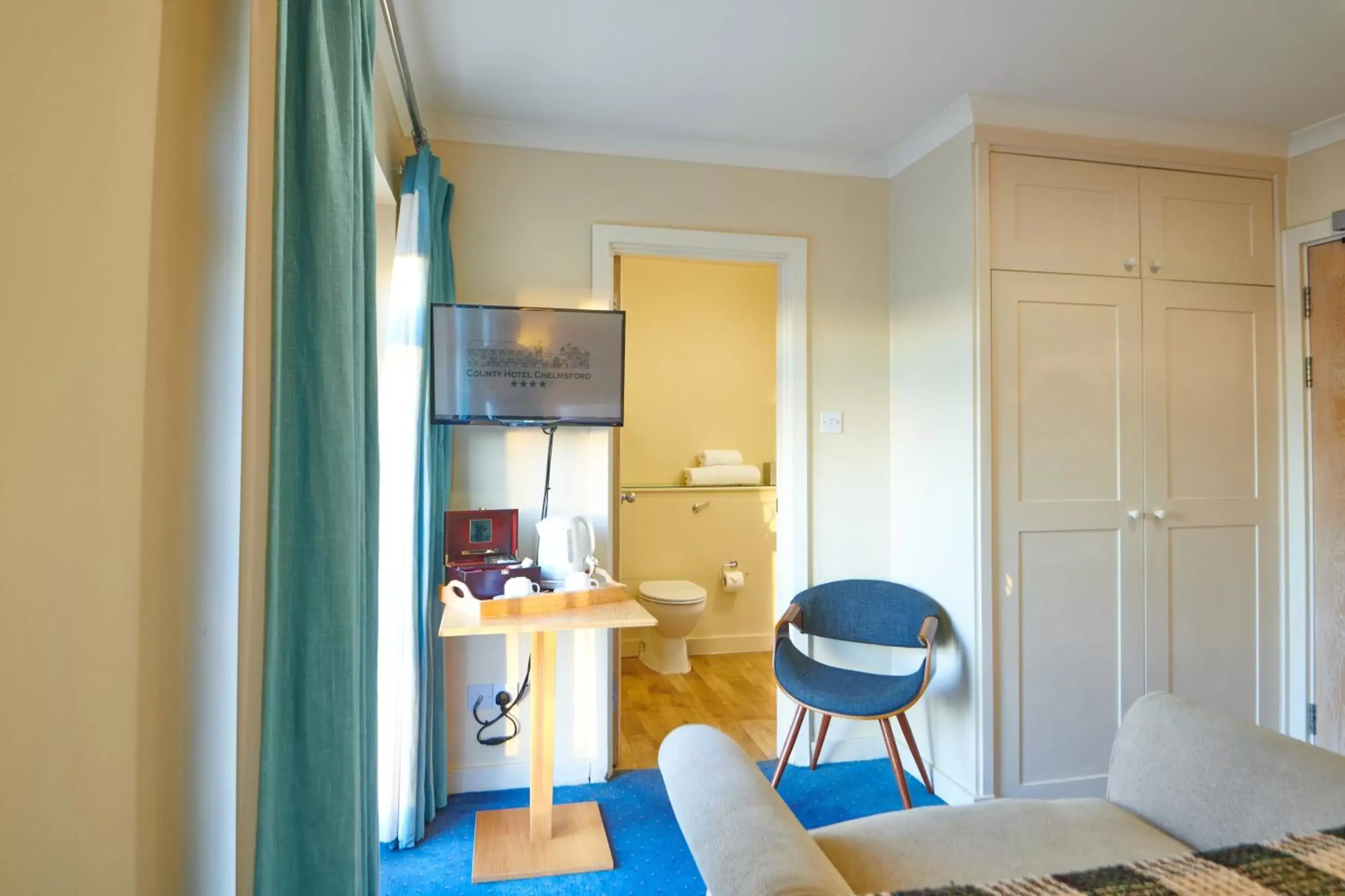 Bathroom, Seating Area in County Hotel