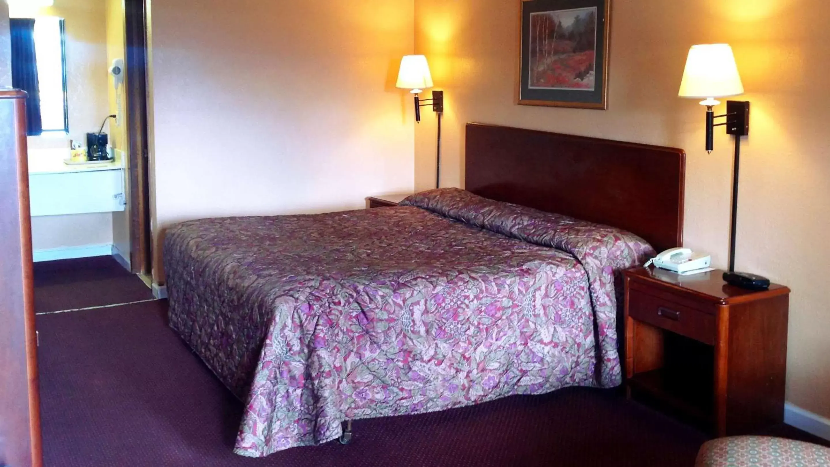 Photo of the whole room, Bed in Inn of Loudon