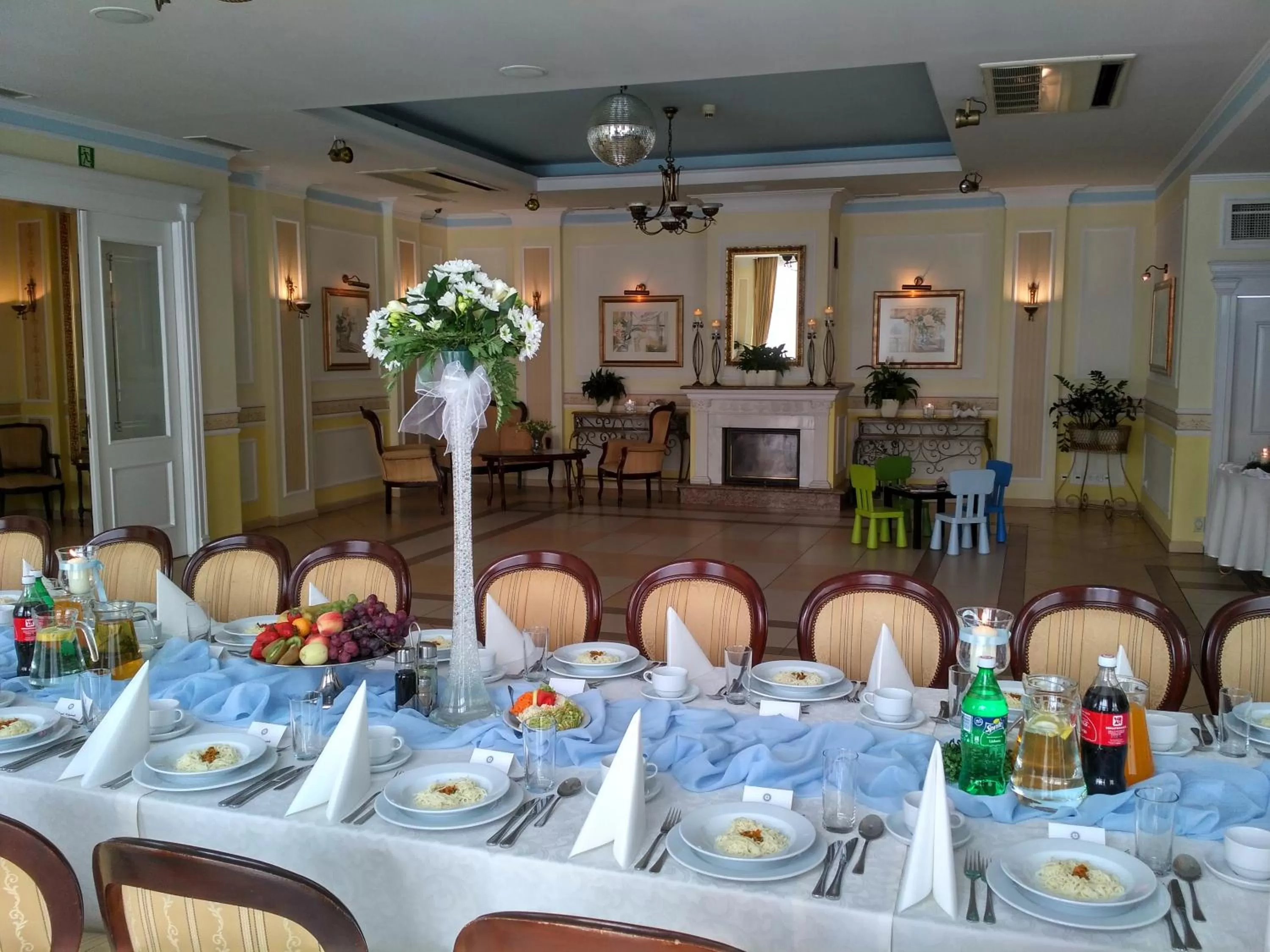 Restaurant/places to eat in Villa Royal