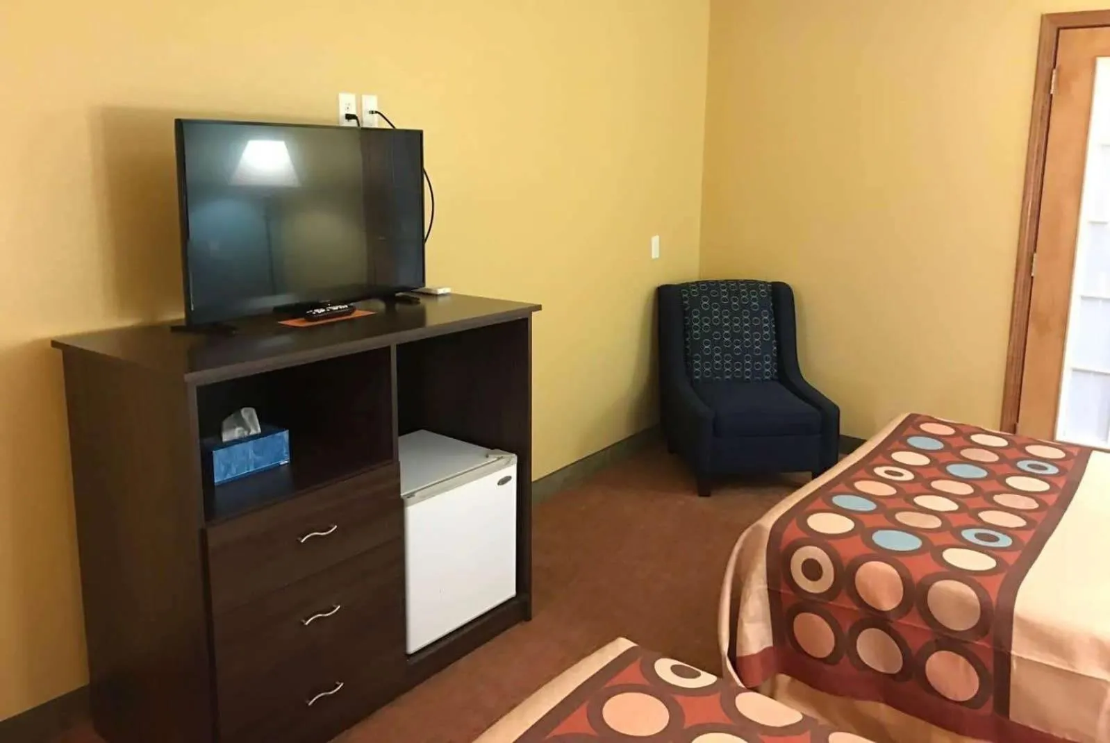 Photo of the whole room, Bed in Super 8 by Wyndham Plover Stevens Point Area