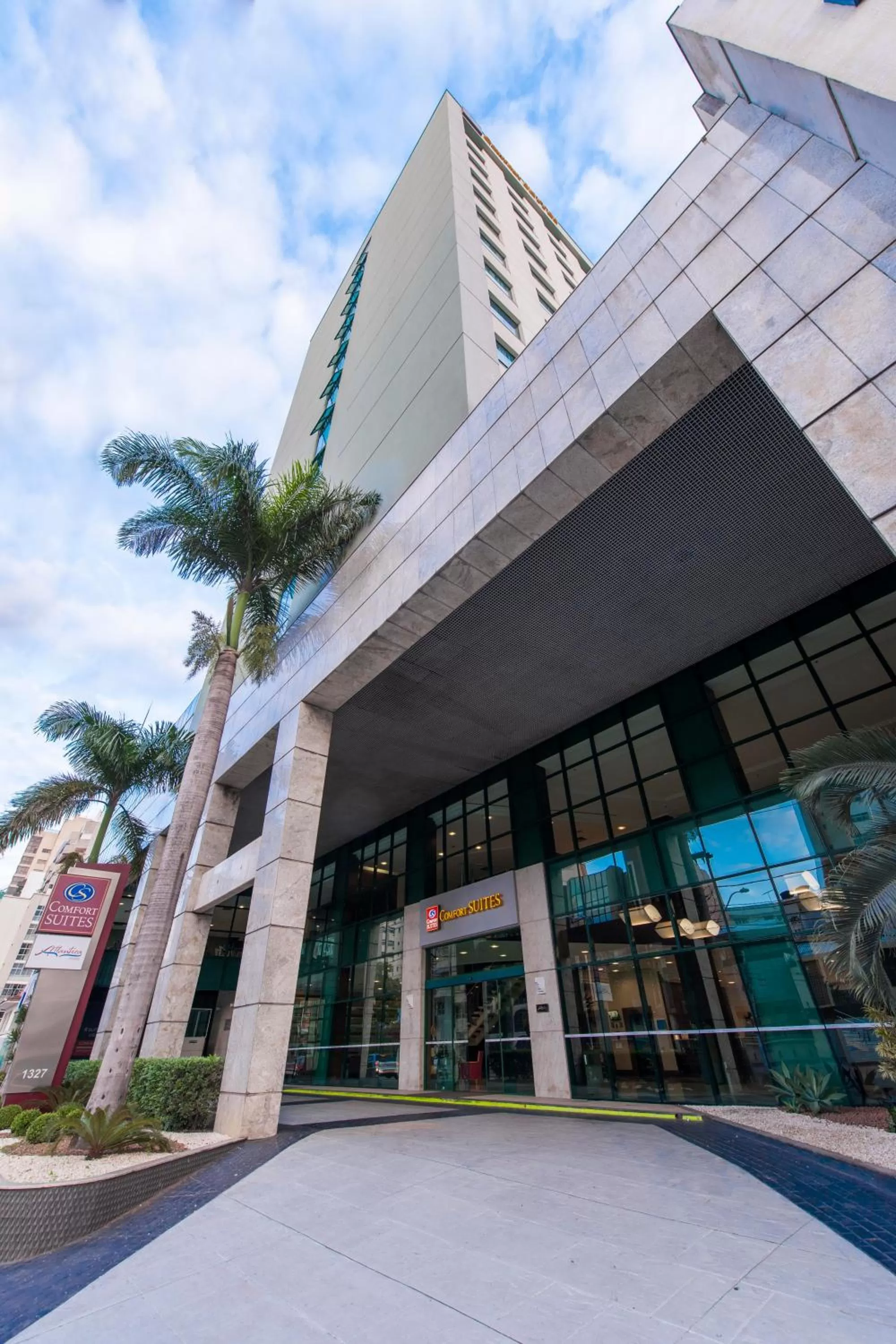 Facade/entrance in Comfort Suítes Vitória