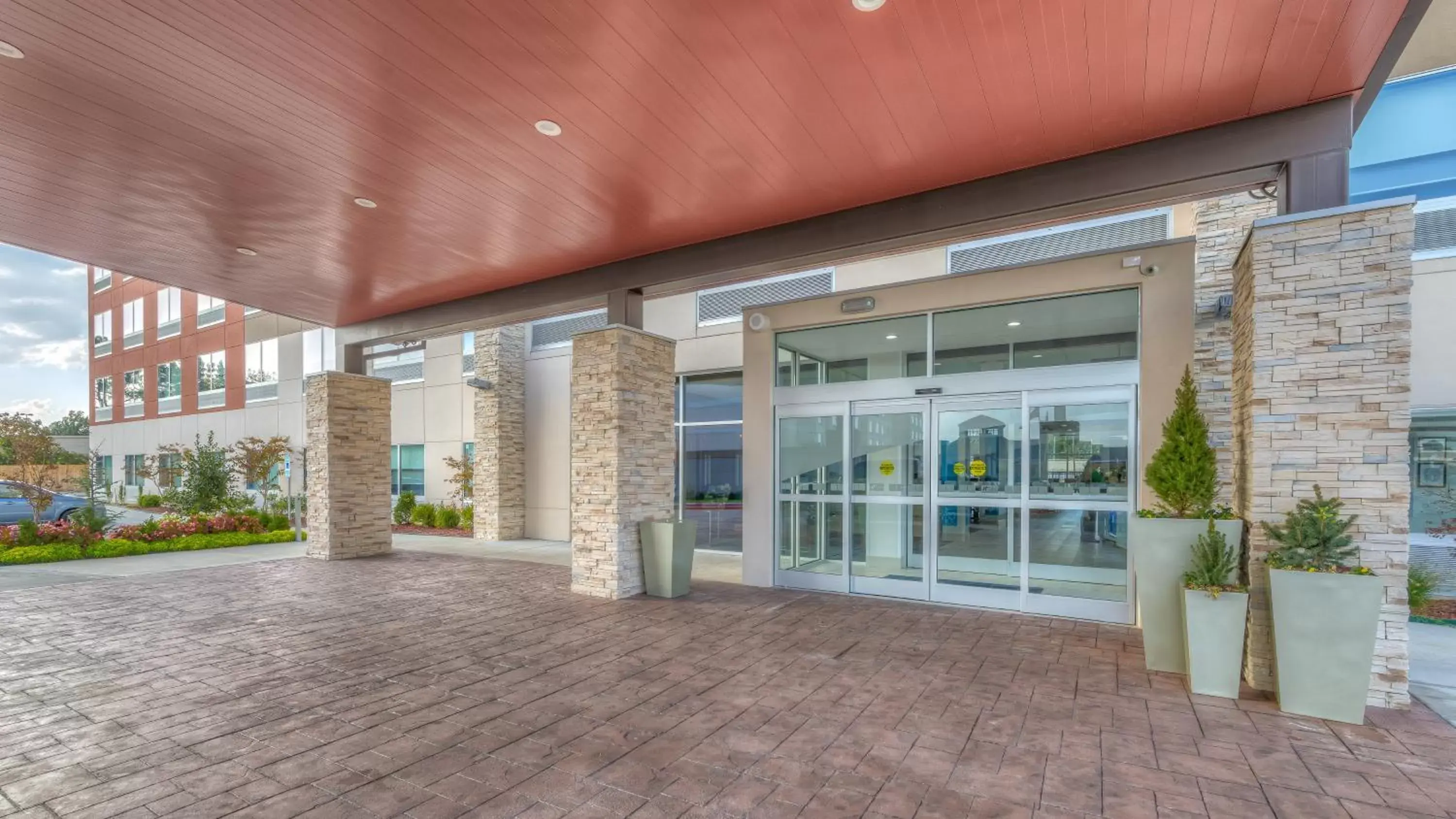 Property building in Holiday Inn Express & Suites Tulsa Midtown by IHG Property building in Holiday Inn Express & Suites Tulsa Midtown by IHG