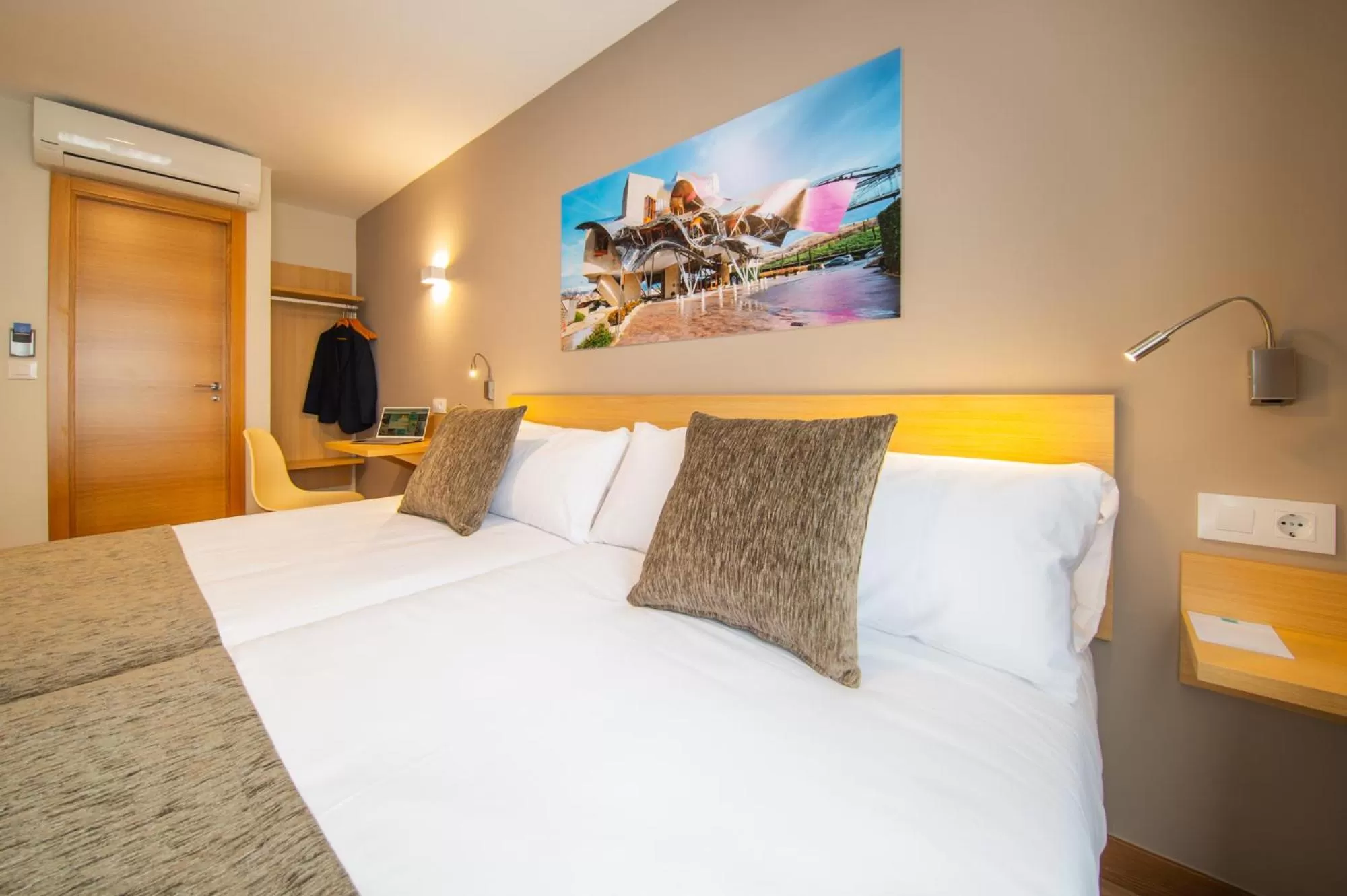 Bedroom, Bed in Hotel Vas Vitoria AutoCheckIn