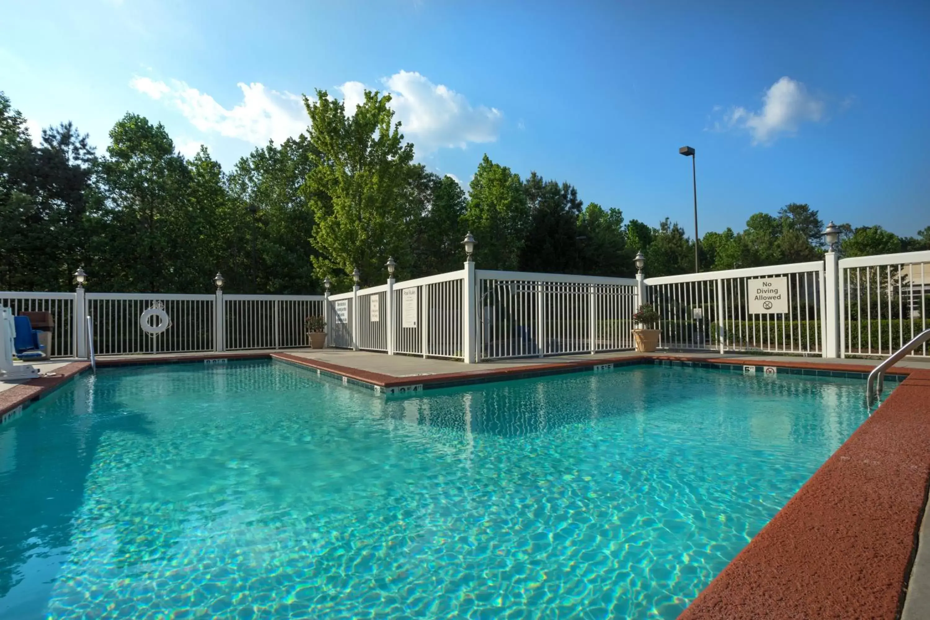 Swimming Pool in Comfort Suites near Birkdale Village - Huntersville