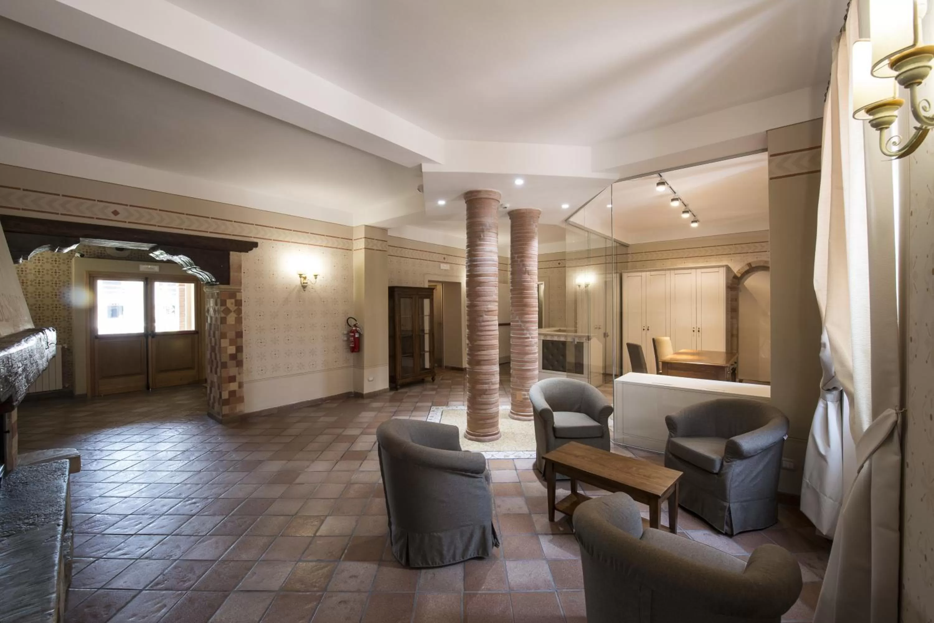 Communal lounge/ TV room in Hotel Sesmones