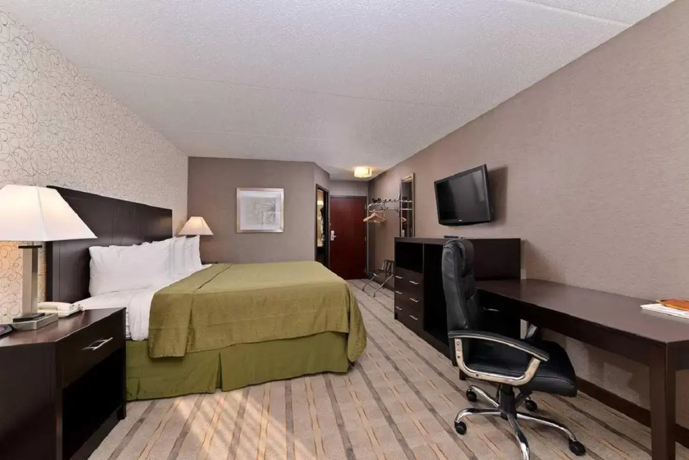 King Room in Quality Inn & Suites Matteson near I-57