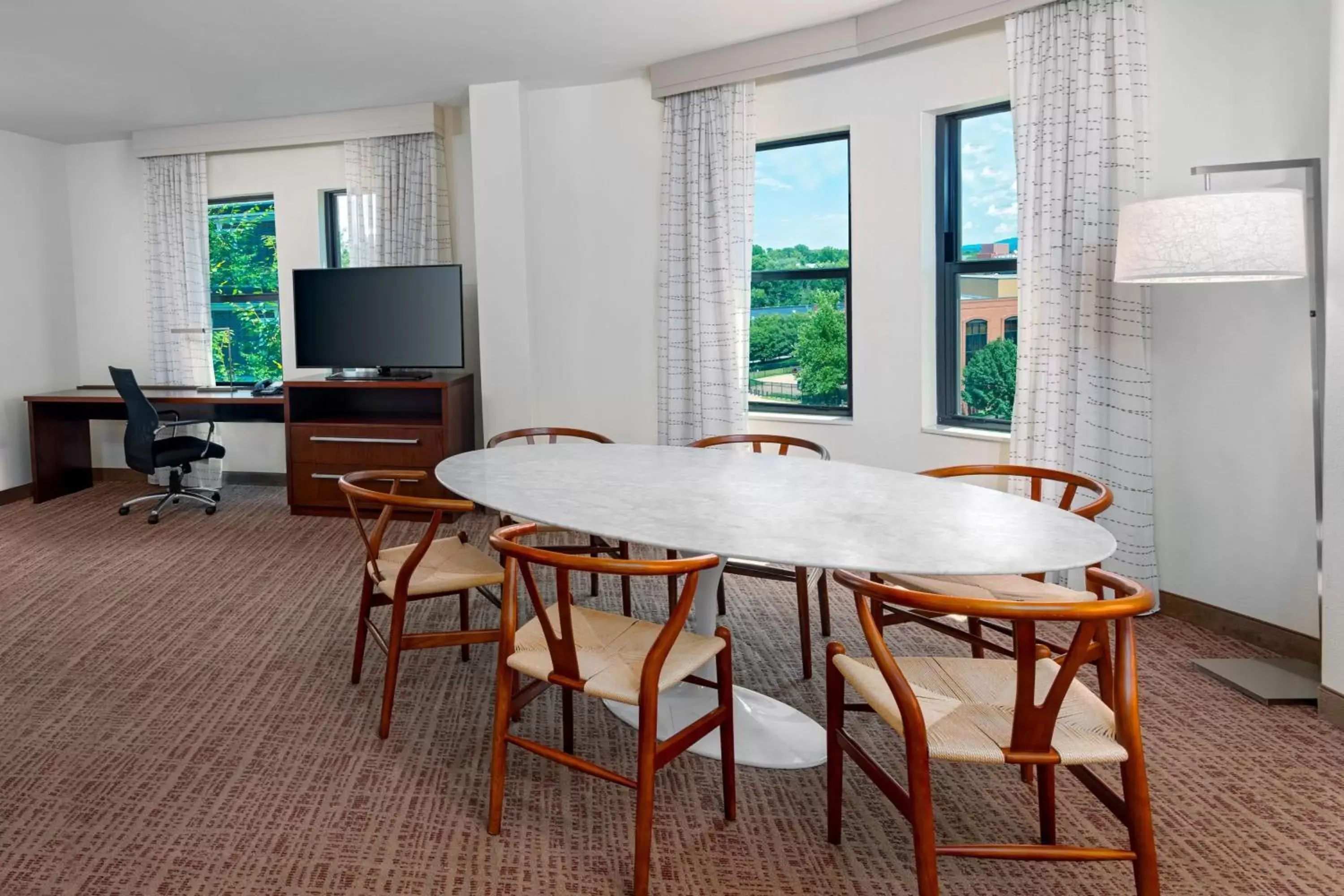 Living room, Dining Area in Residence Inn by Marriott Charlottesville Downtown