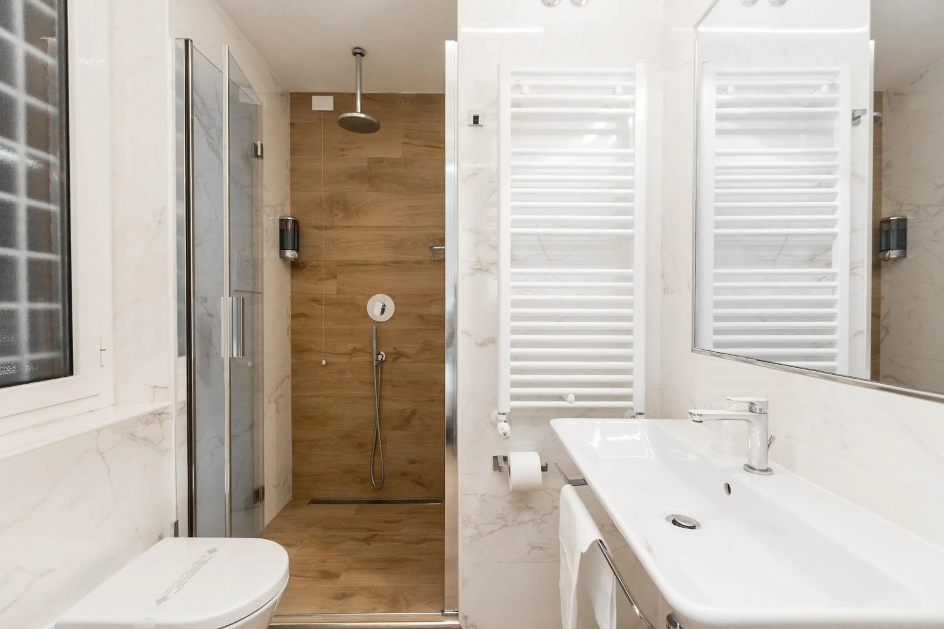 Photo of the whole room in Hotel Marco Polo Rome