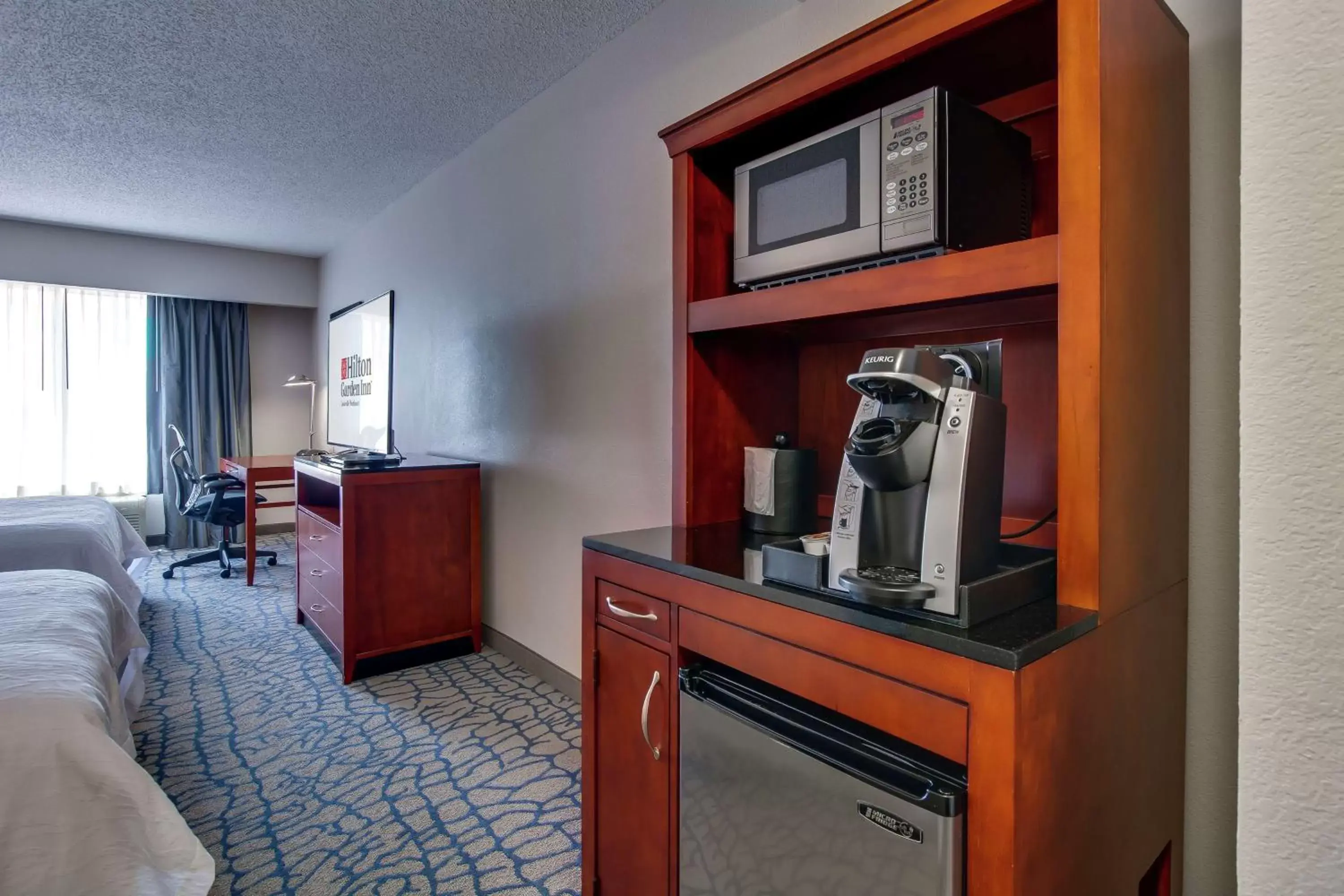 Bedroom, TV/Entertainment Center in Hilton Garden Inn Louisville-Northeast