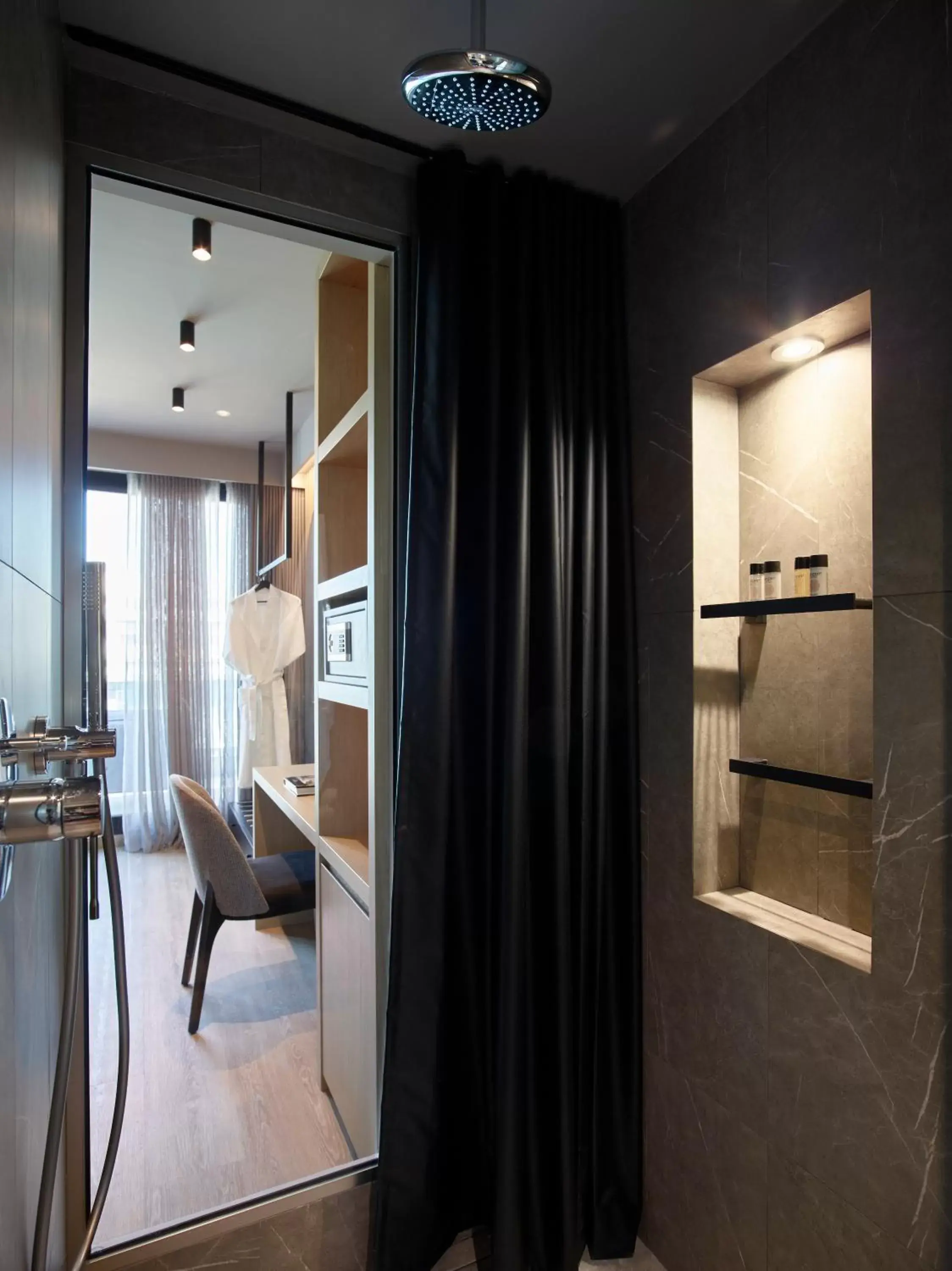 Shower, Bathroom in Heritage Hill Hotel