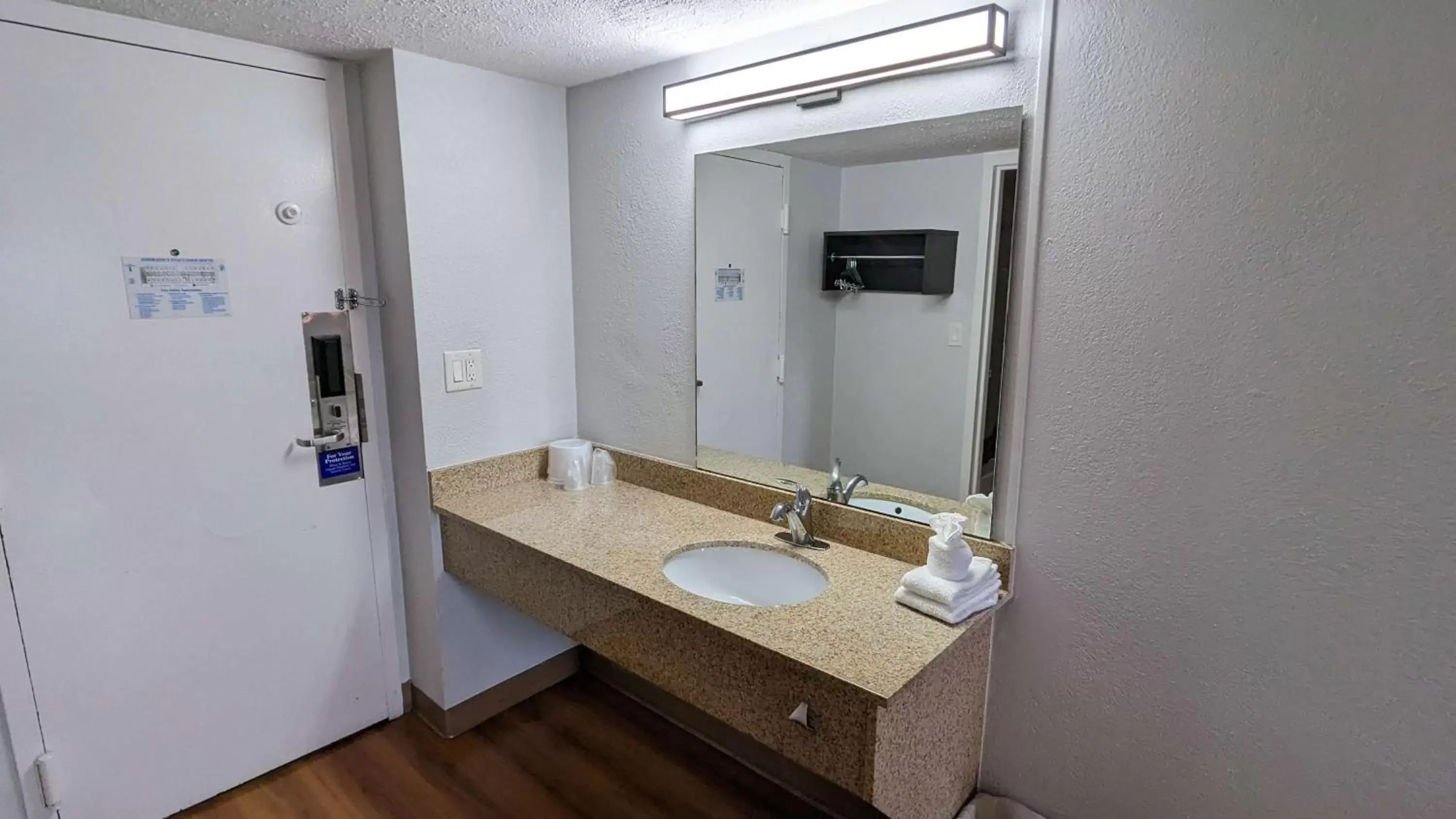 Bedroom, Bathroom in Motel 6-Framingham, MA - Boston West