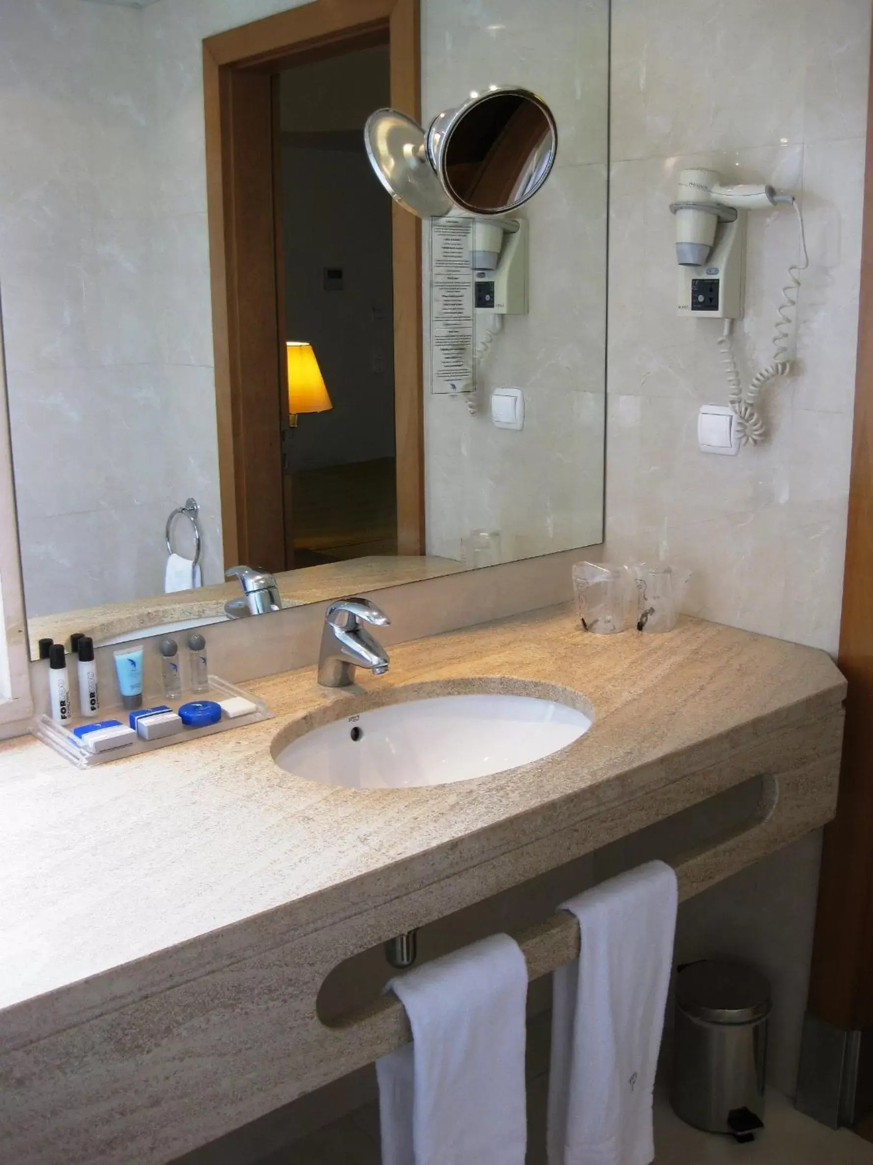 Bathroom in Hotel Travel Park Lisboa