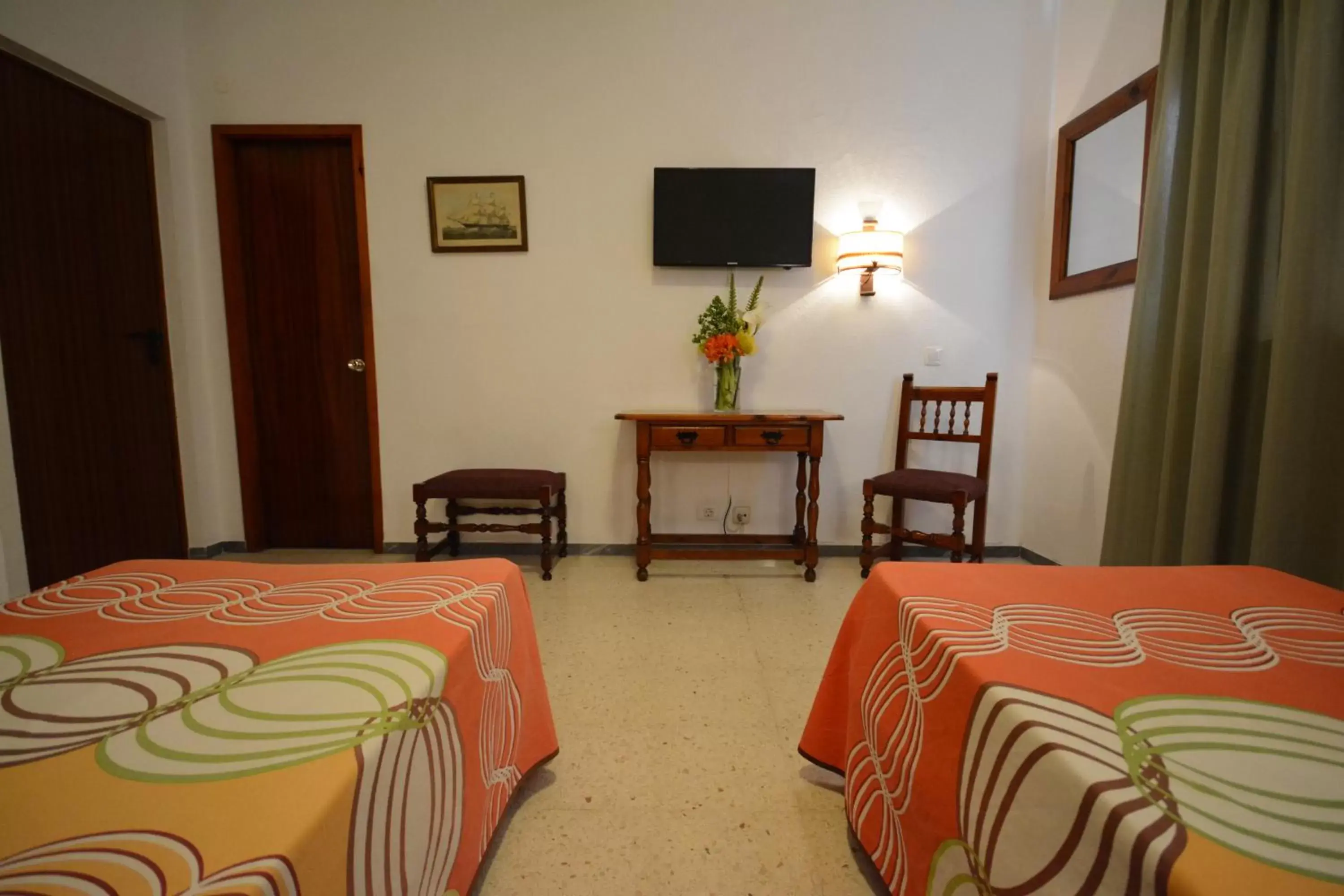 Bathroom, TV/Entertainment Center in Hotel Valencia