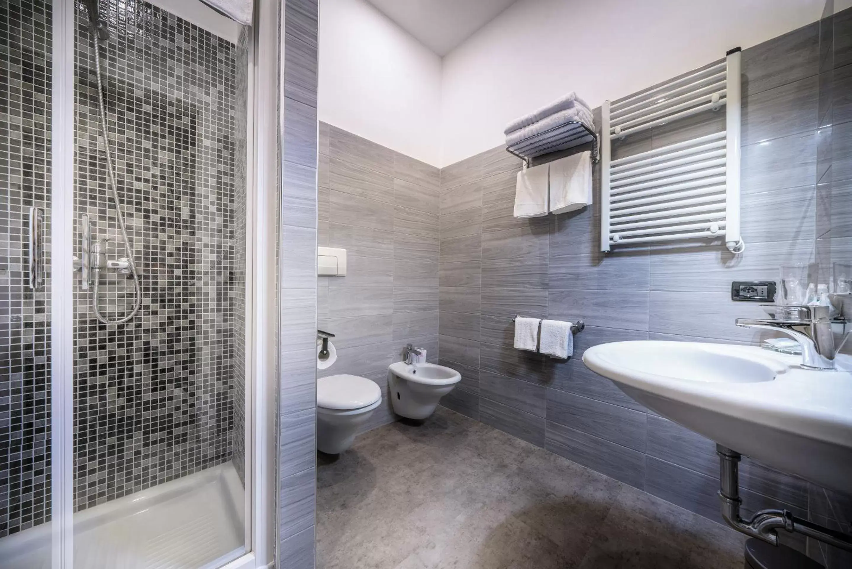 Bathroom in Hotel Varese
