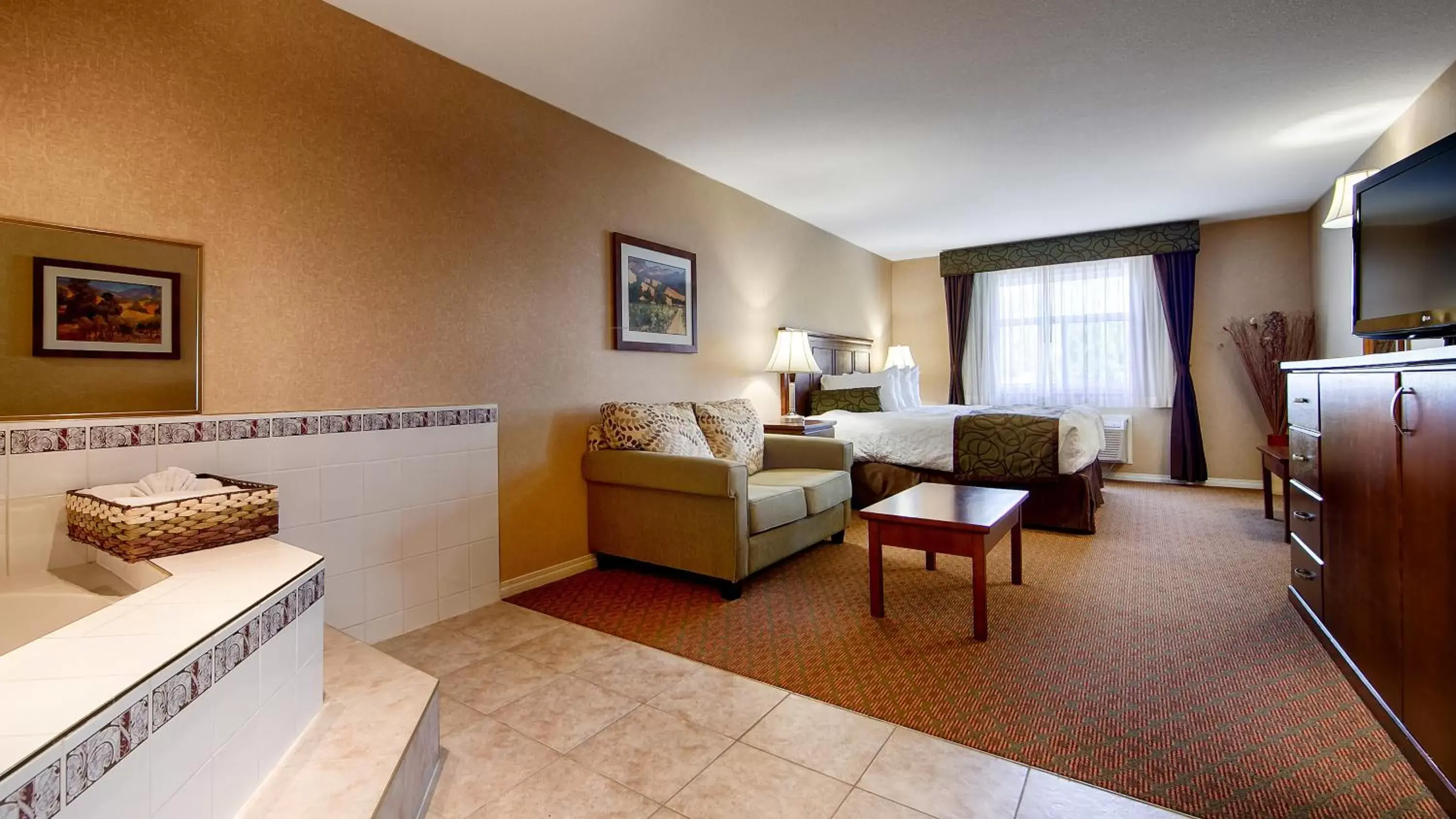 Photo of the whole room, Seating Area in Best Western Plus Osoyoos Hotel & Suites