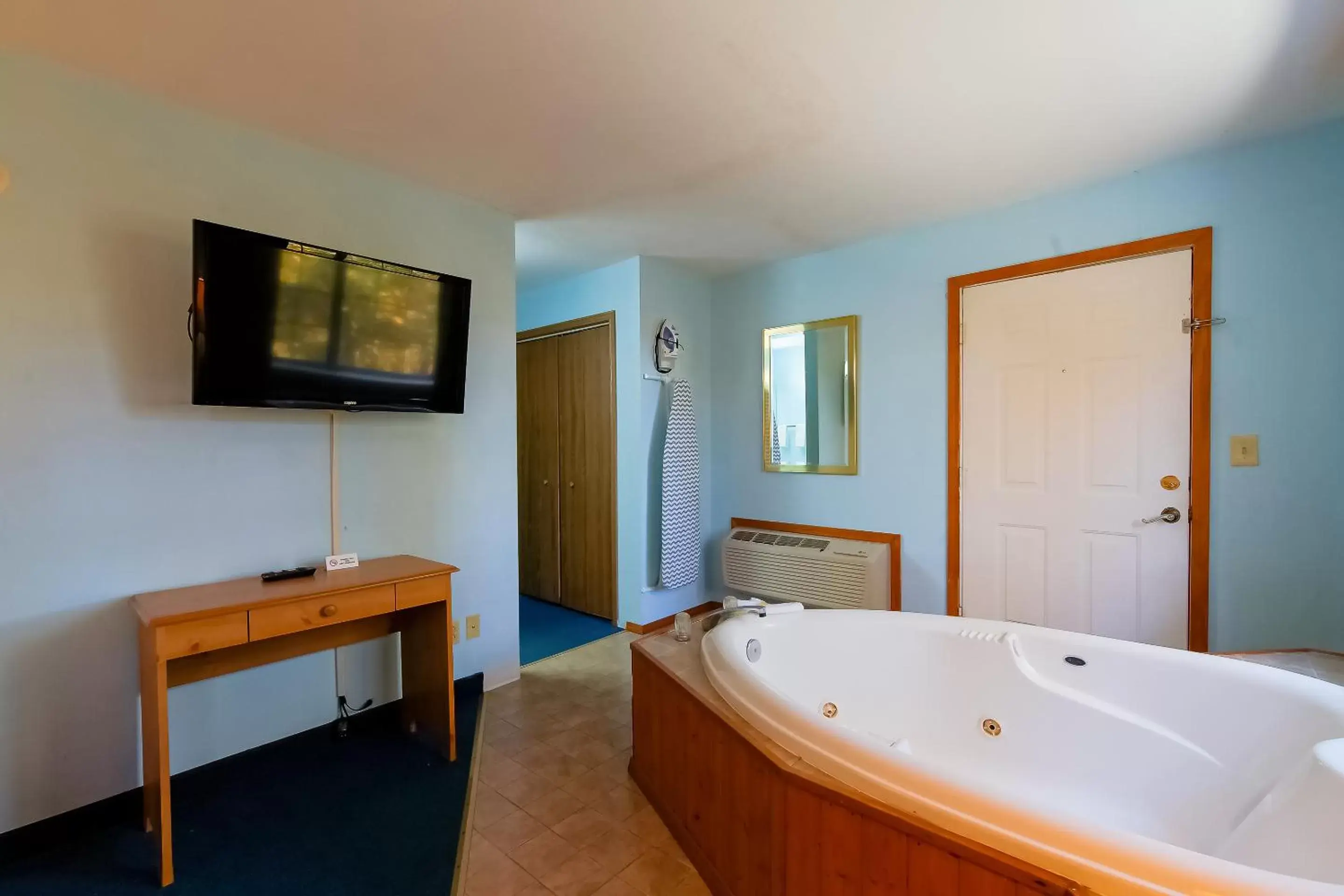 Hot Tub, Bathroom in Hotel O Eureka Springs - Christ of Ozark Area