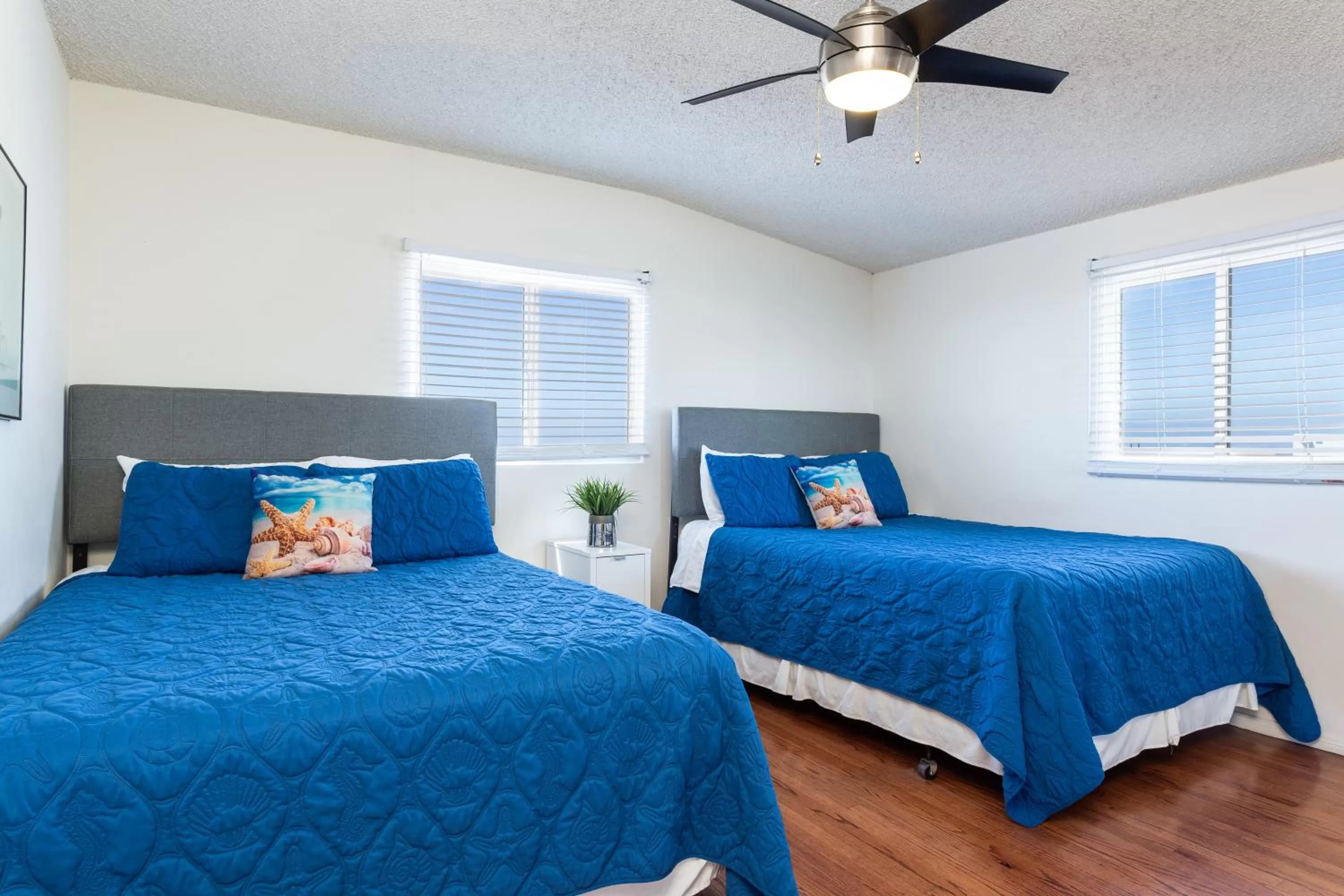Photo of the whole room, Bed in The Sea View Inn At The Beach