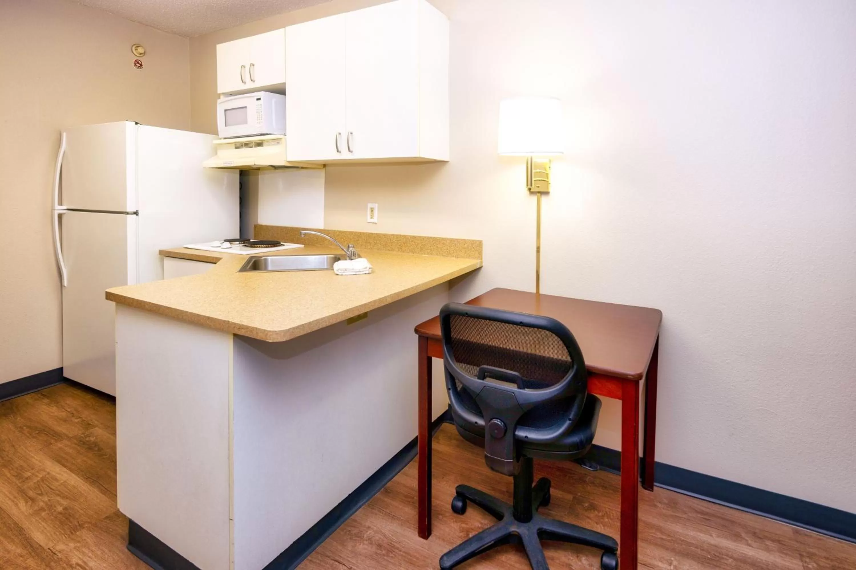 Kitchen or kitchenette in Homestyle Studio Suites