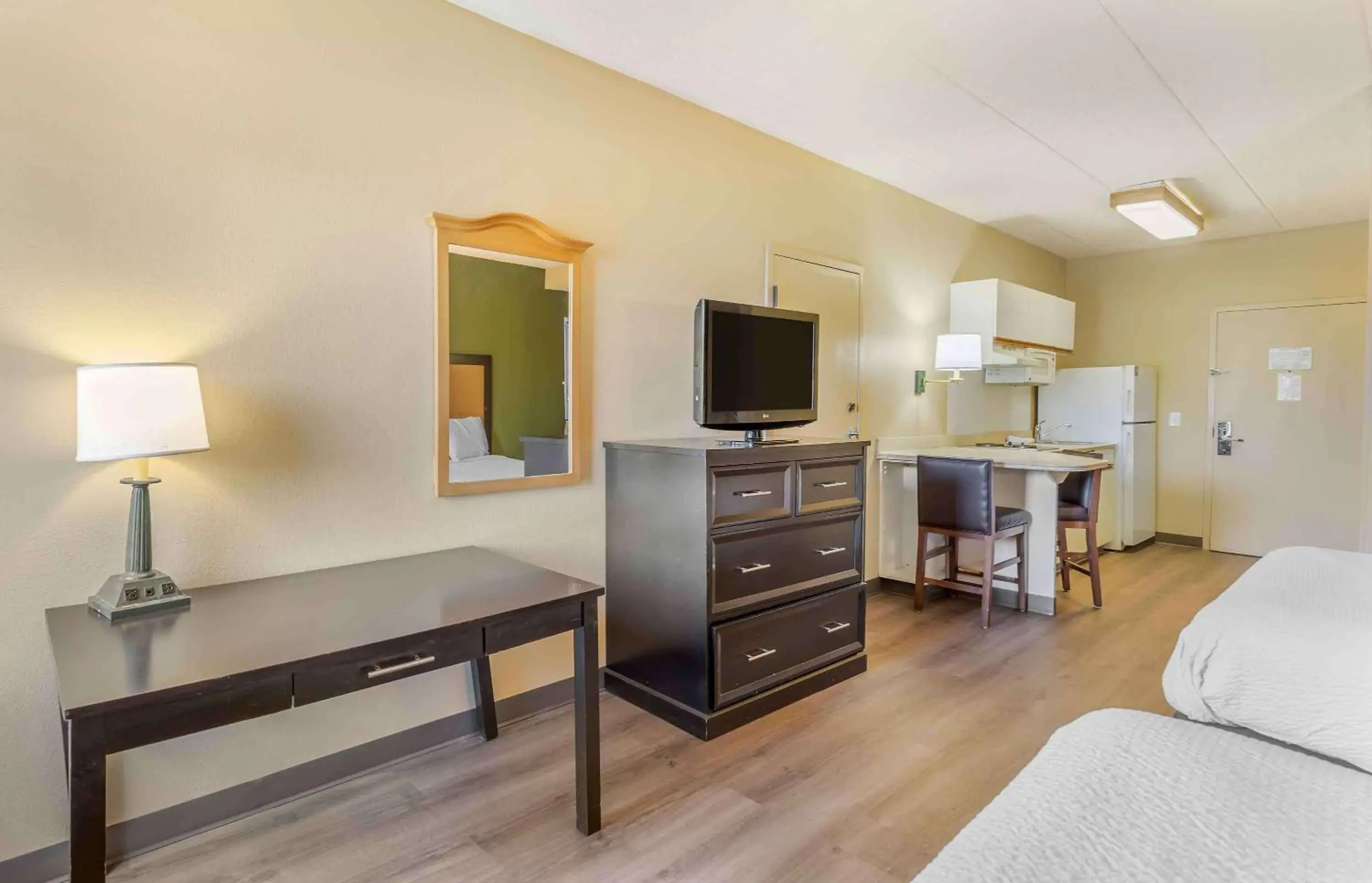 Bedroom, TV/Entertainment Center in Extended Stay America Suites - Chicago - Lombard - Oakbrook