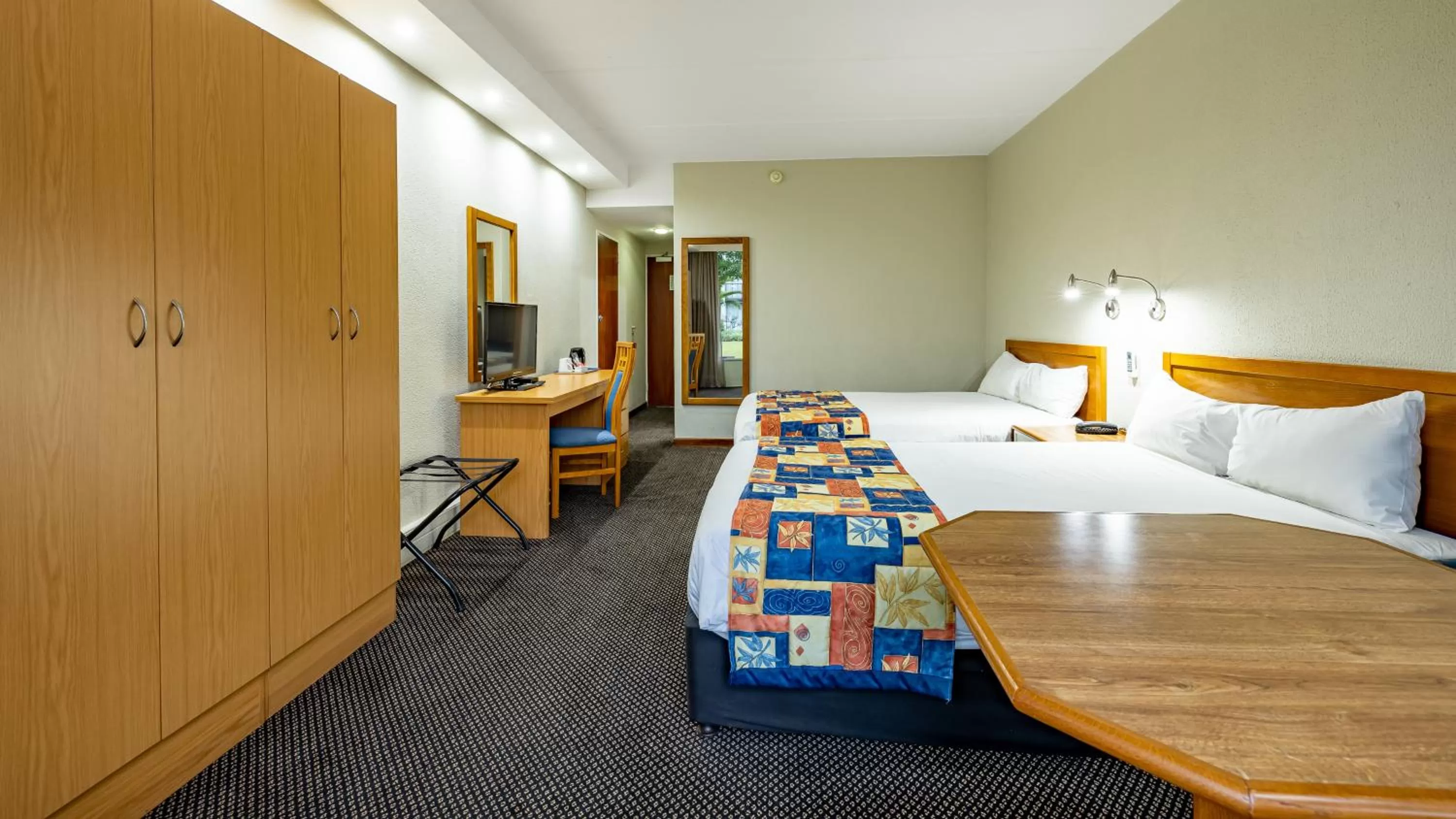 Bedroom, Bed in African Sky Newcastle Inn