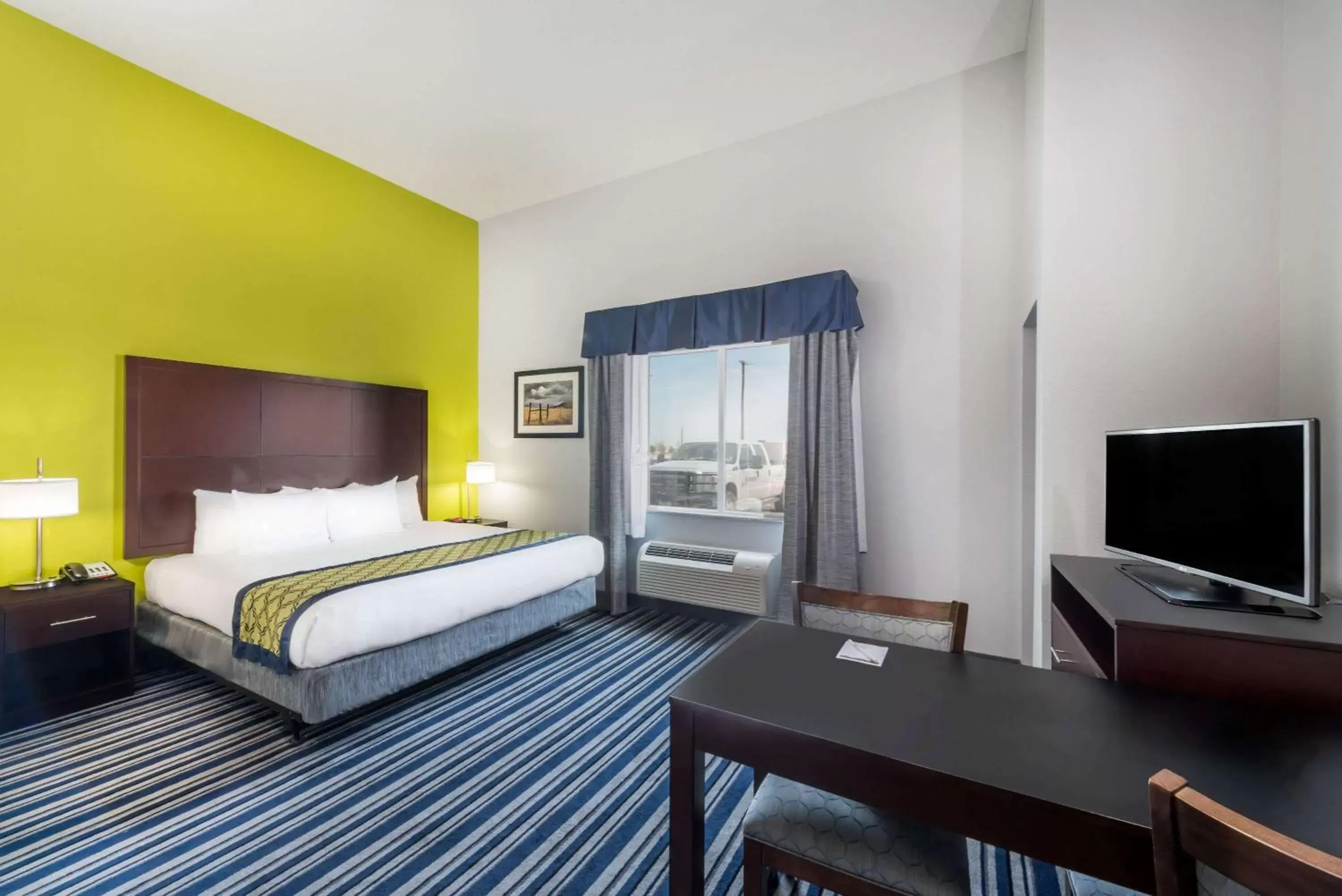 Photo of the whole room, Bed in Hawthorn Suites by Wyndham Midland