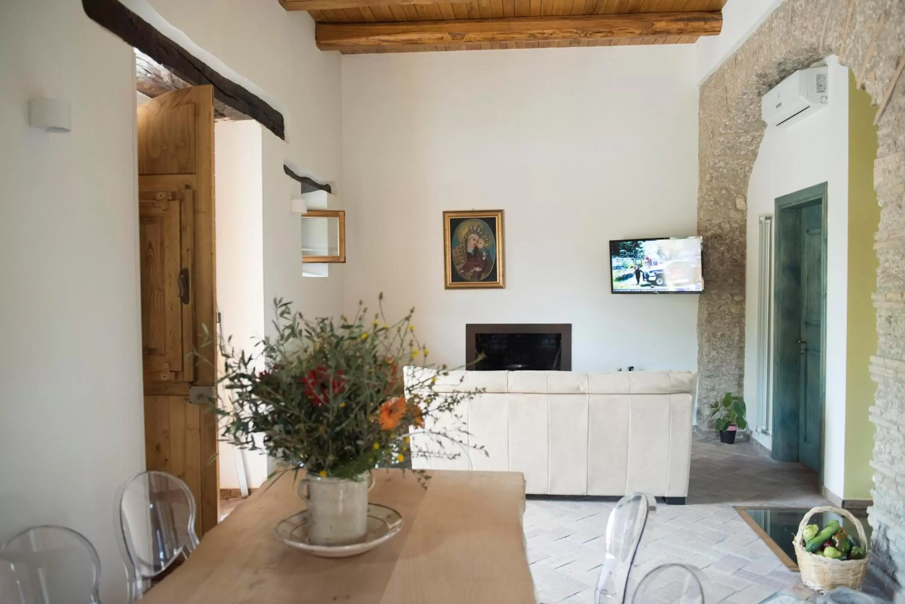 Communal lounge/ TV room, Dining Area in B&B Rifugio tra gli Ulivi