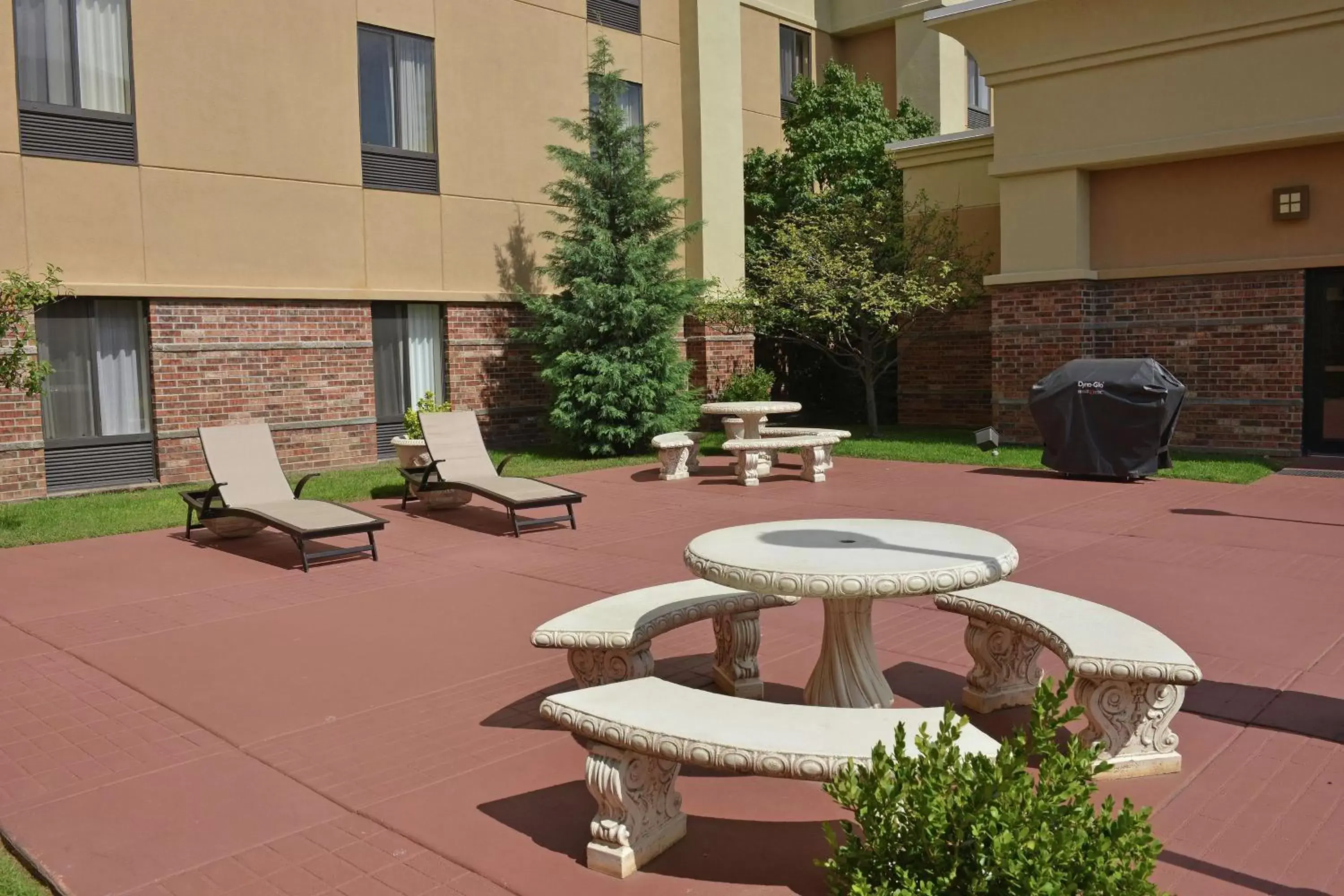 Inner courtyard view in Hampton Inn & Suites Springfield