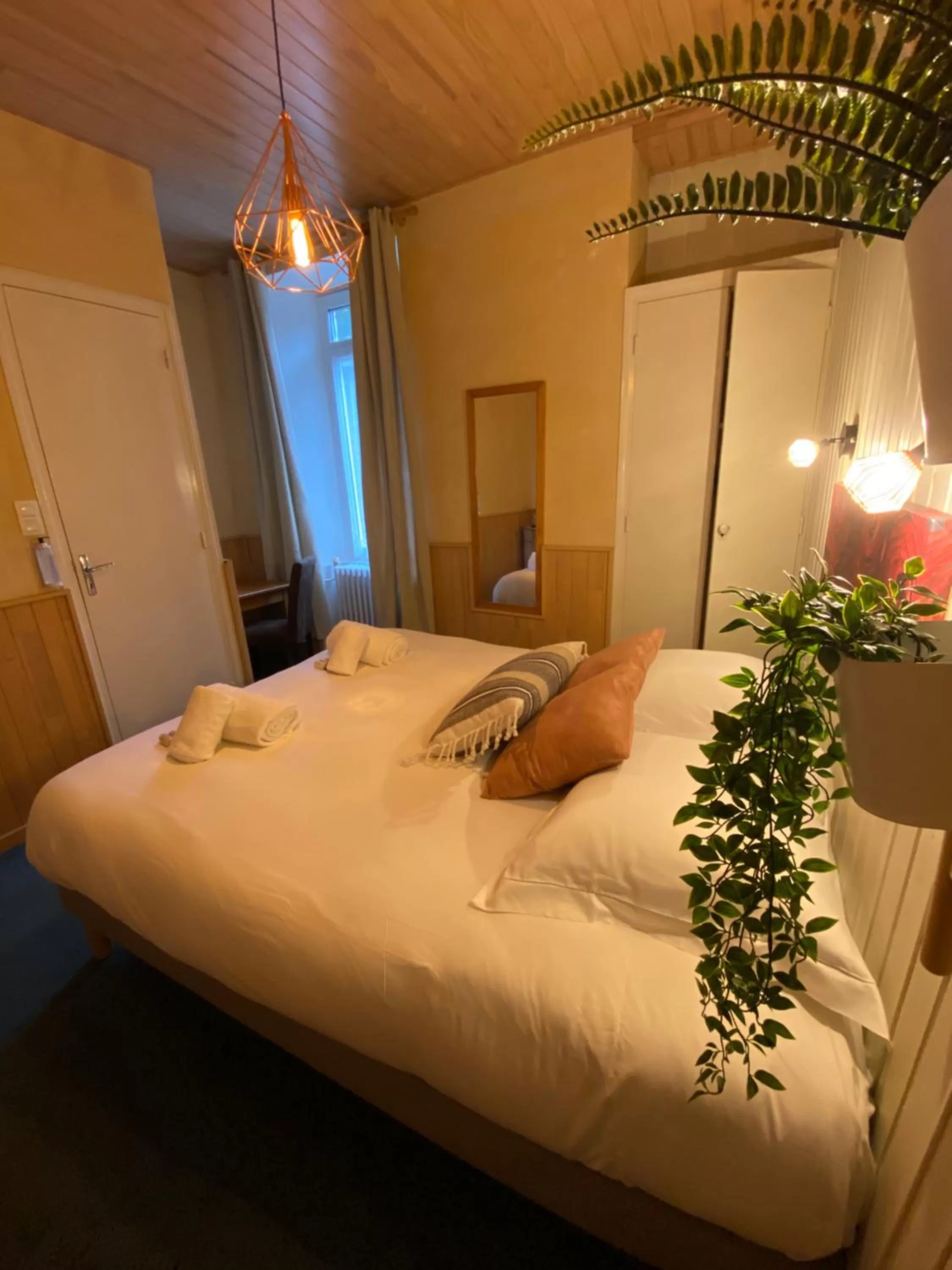 Photo of the whole room, Bed in Hôtel Restaurant "La Petite Auberge"