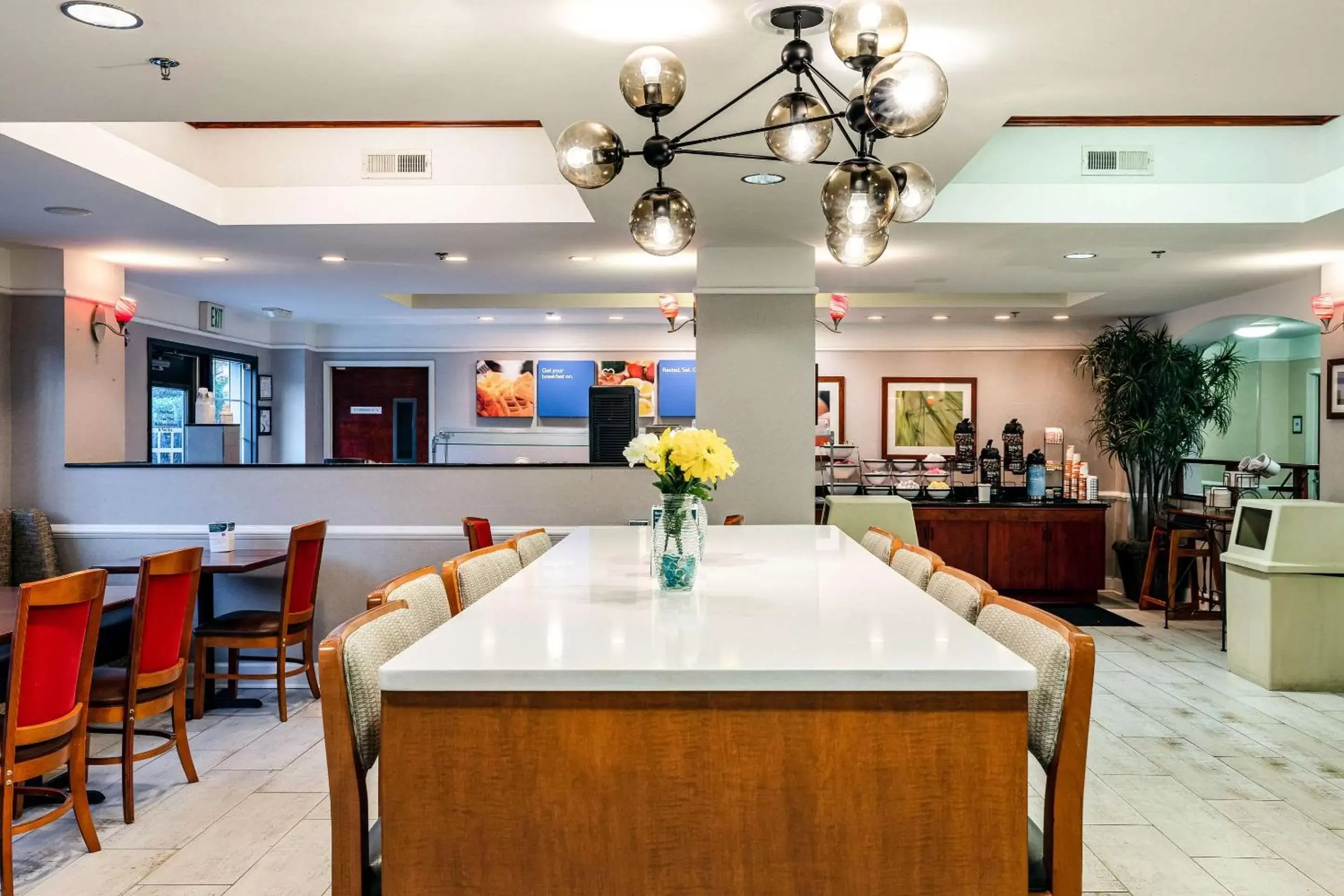 Restaurant/Places to Eat in Comfort Inn & Suites Savannah Airport