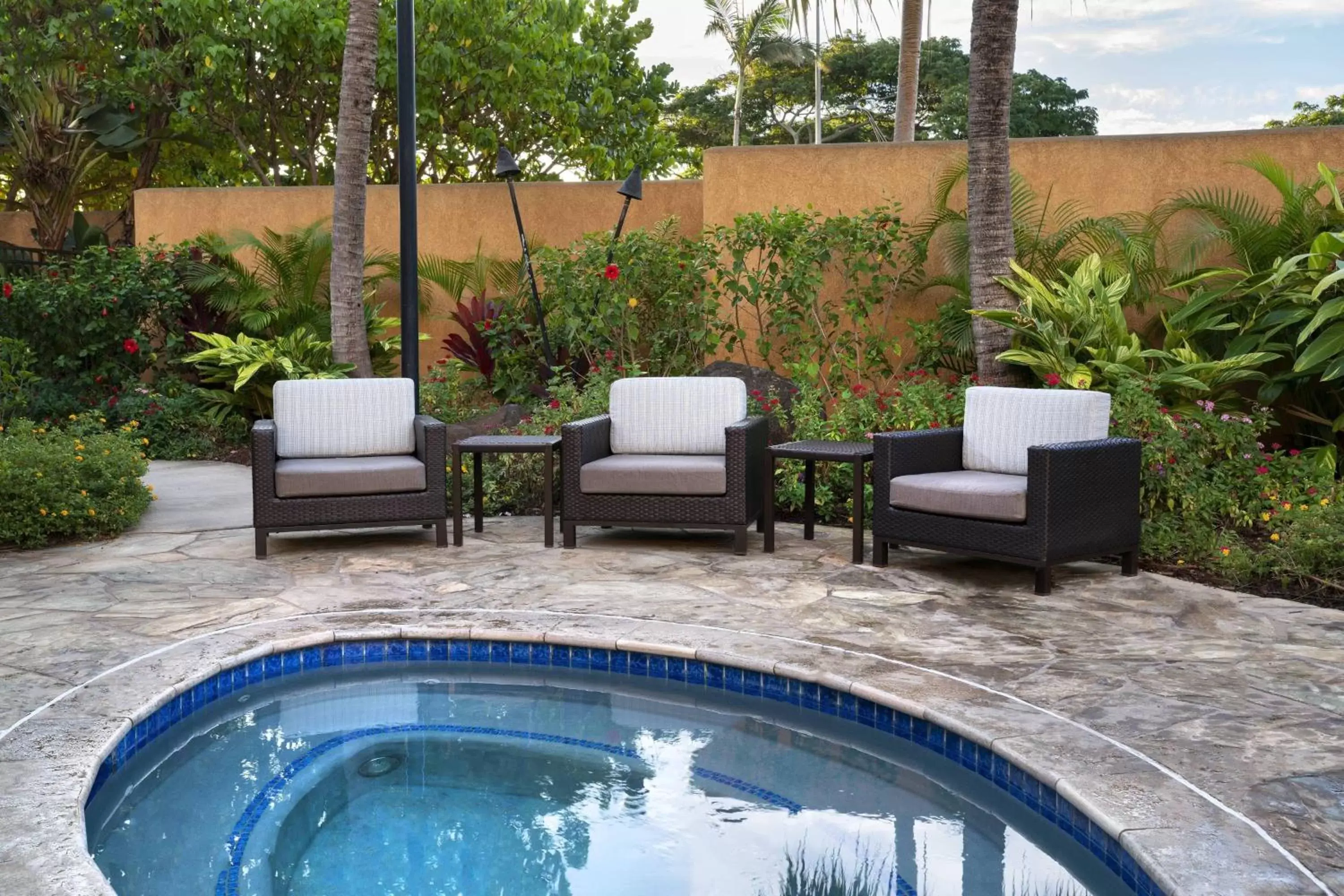 Swimming Pool in Courtyard by Marriott Maui Kahului Airport