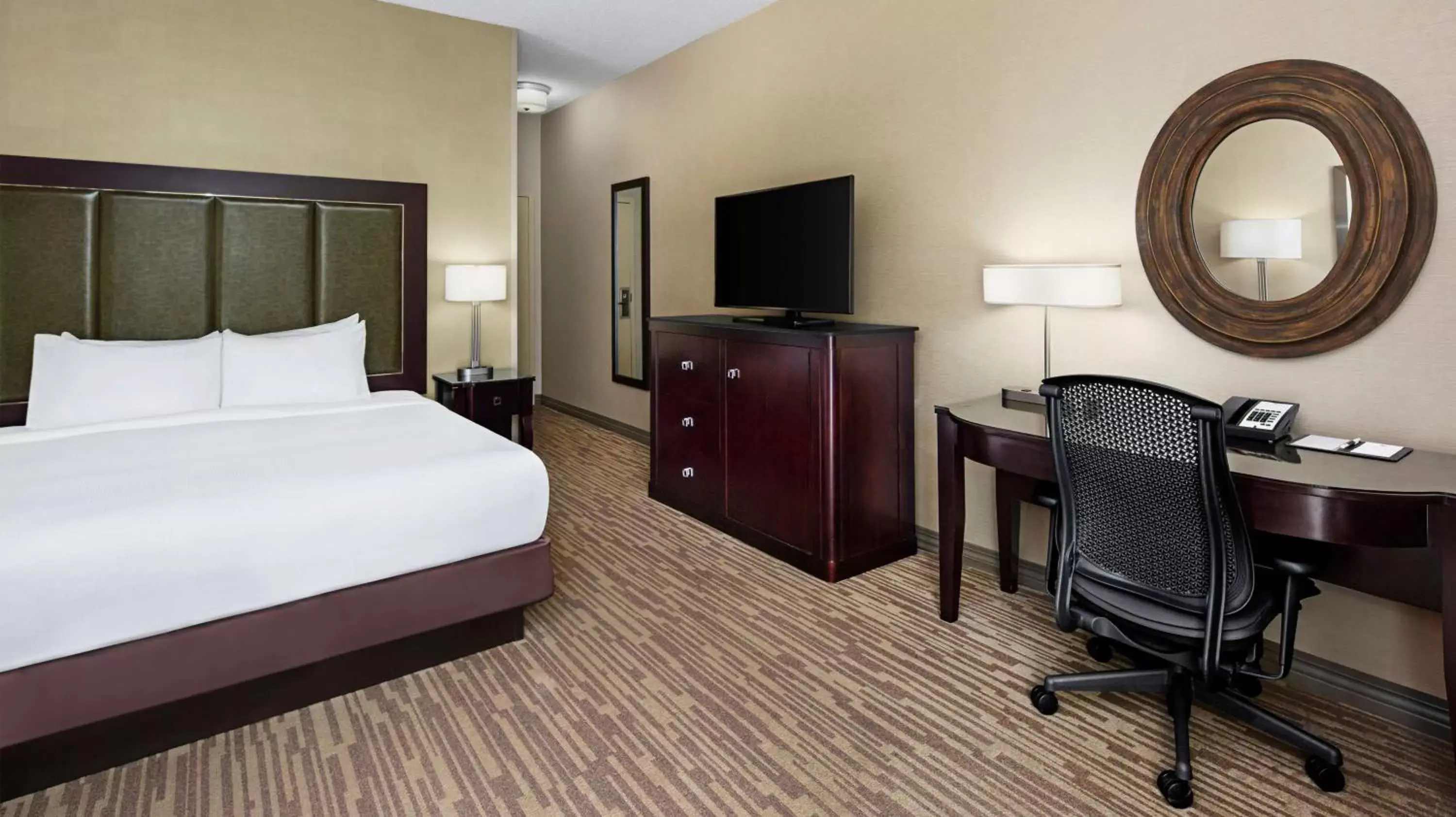 Bedroom, TV/Entertainment Center in DoubleTree by Hilton Raleigh Durham Airport at Research Triangle Park