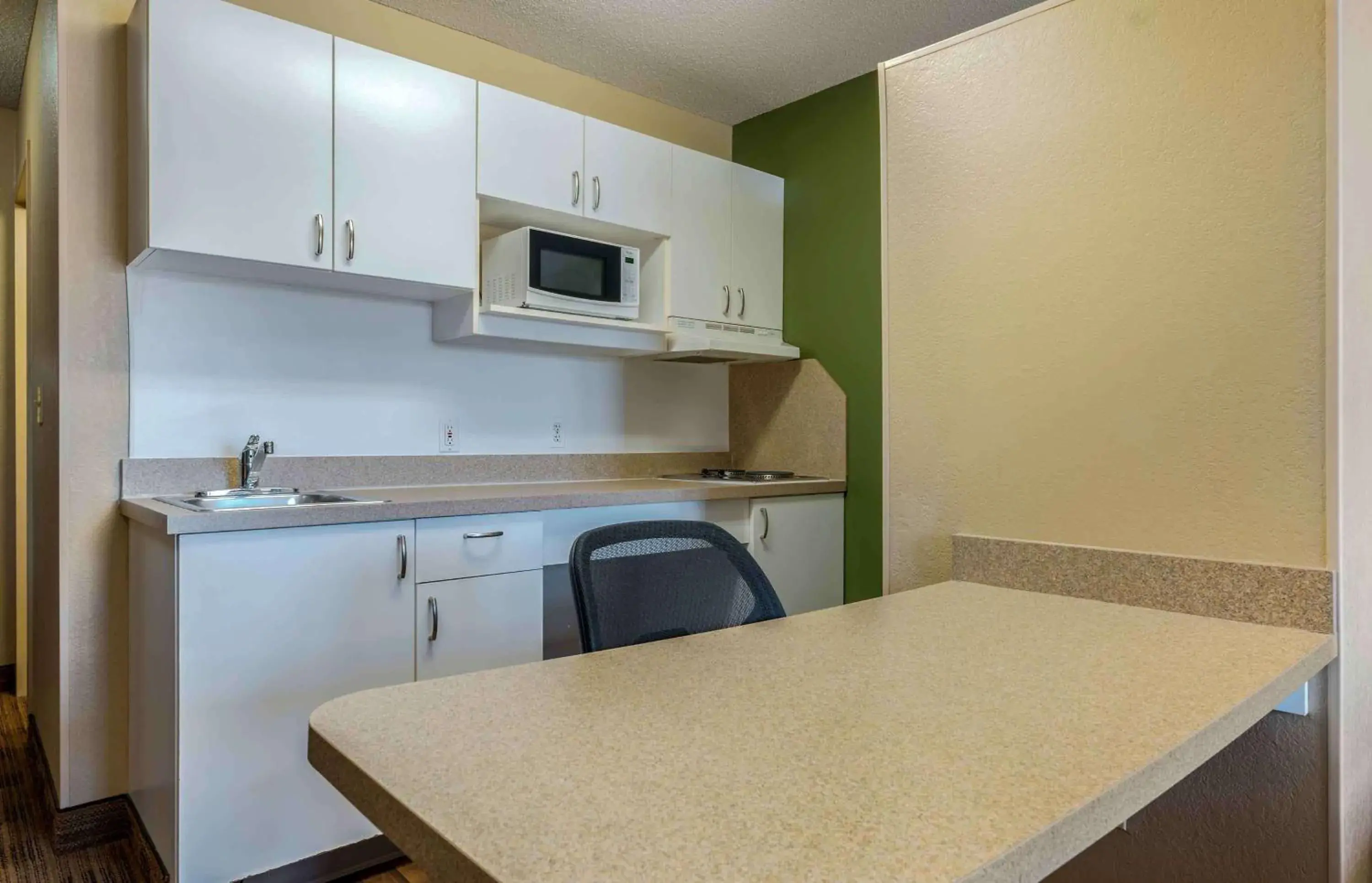 Bedroom, Kitchen/Kitchenette in Extended Stay America Suites - Chicago - Gurnee