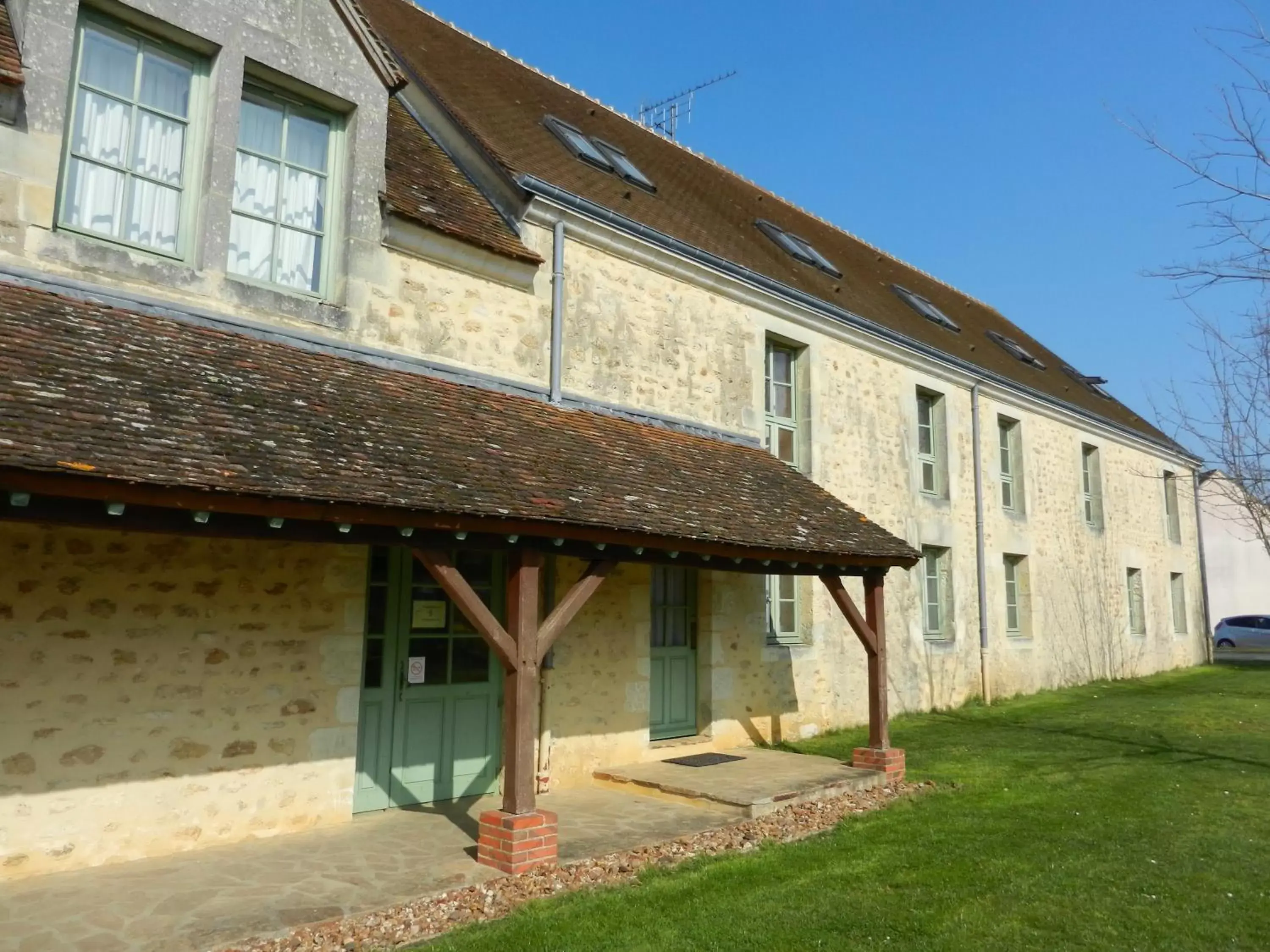 Facade/entrance, Property Building in Hôtel Résidence Normandy Country Club by Popinns