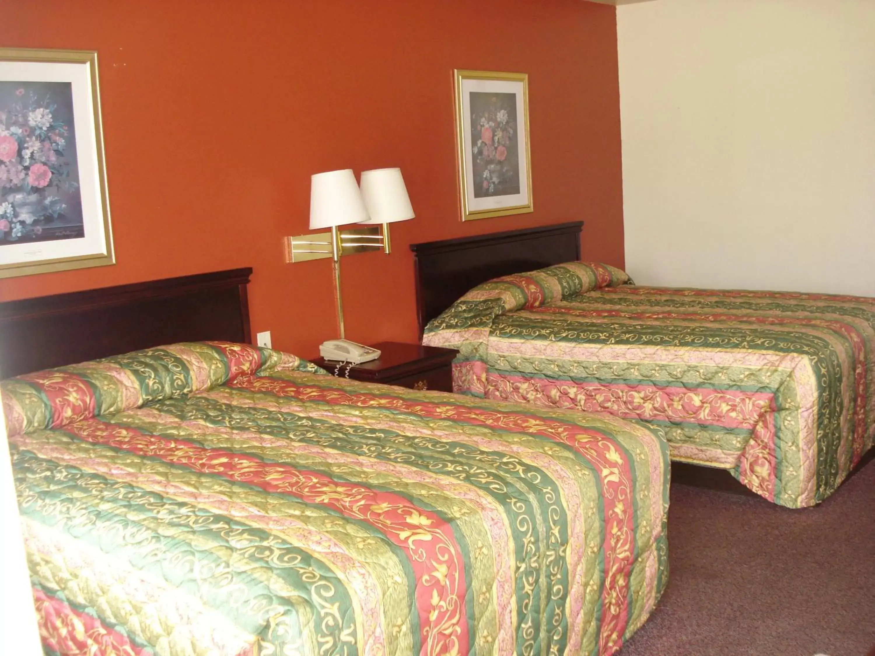 Photo of the whole room, Bed in Western Plaza Inn