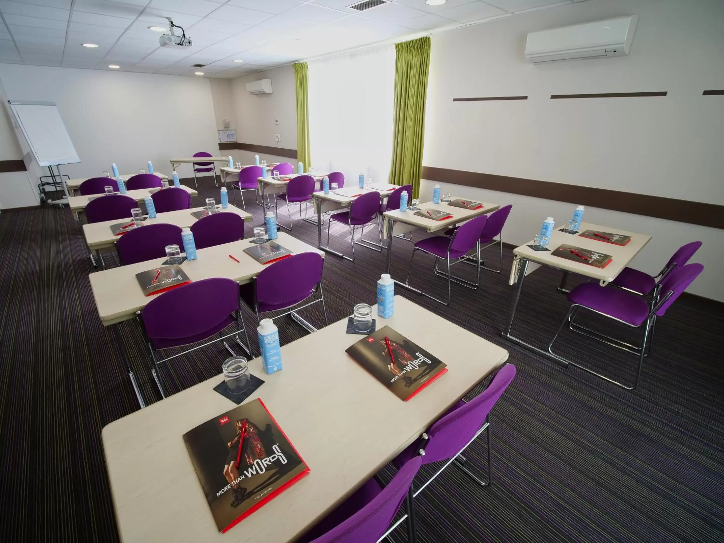 Meeting/conference room in ibis Chartres Ouest Luce