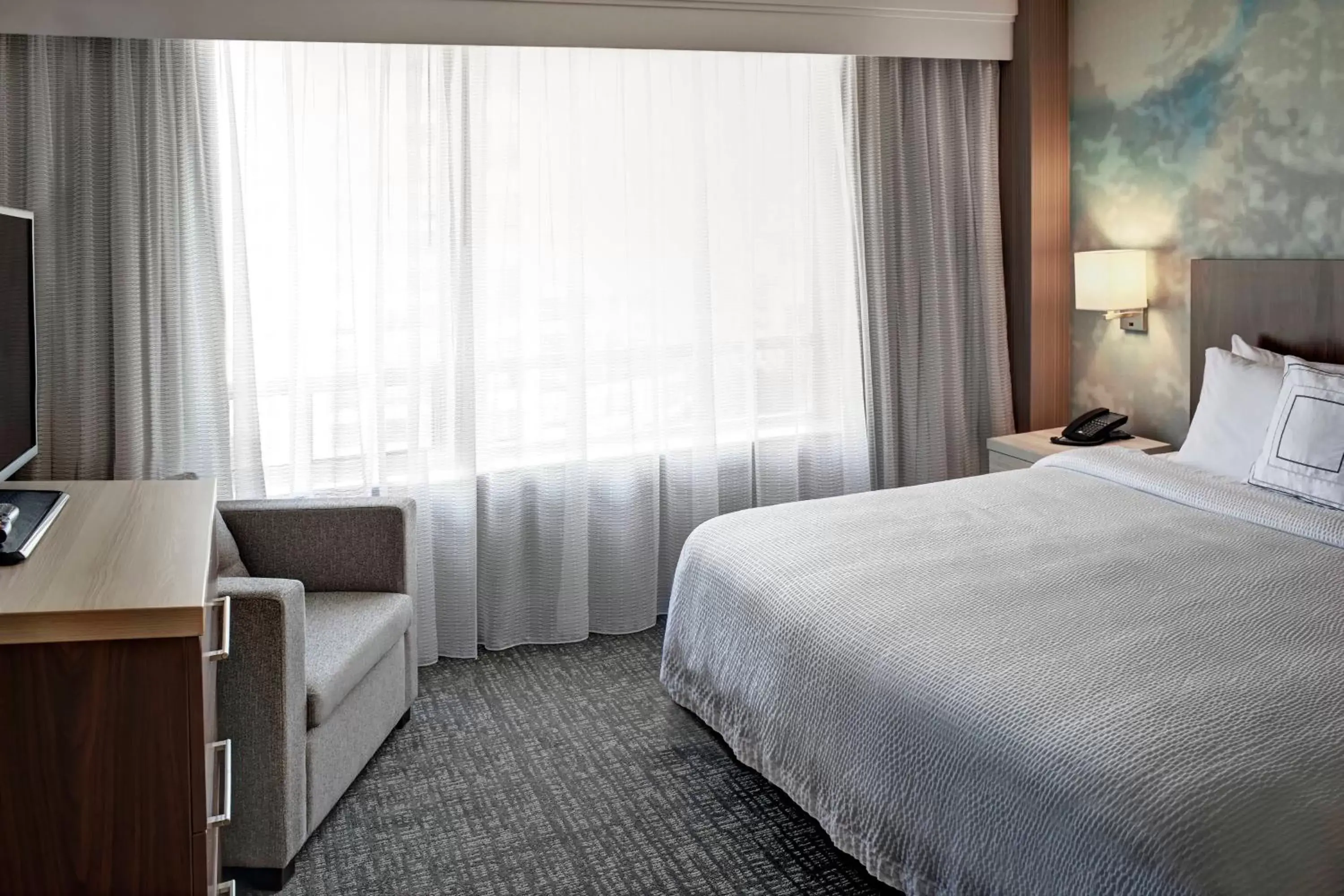 Bedroom, Bed in Courtyard by Marriott Toronto Downtown