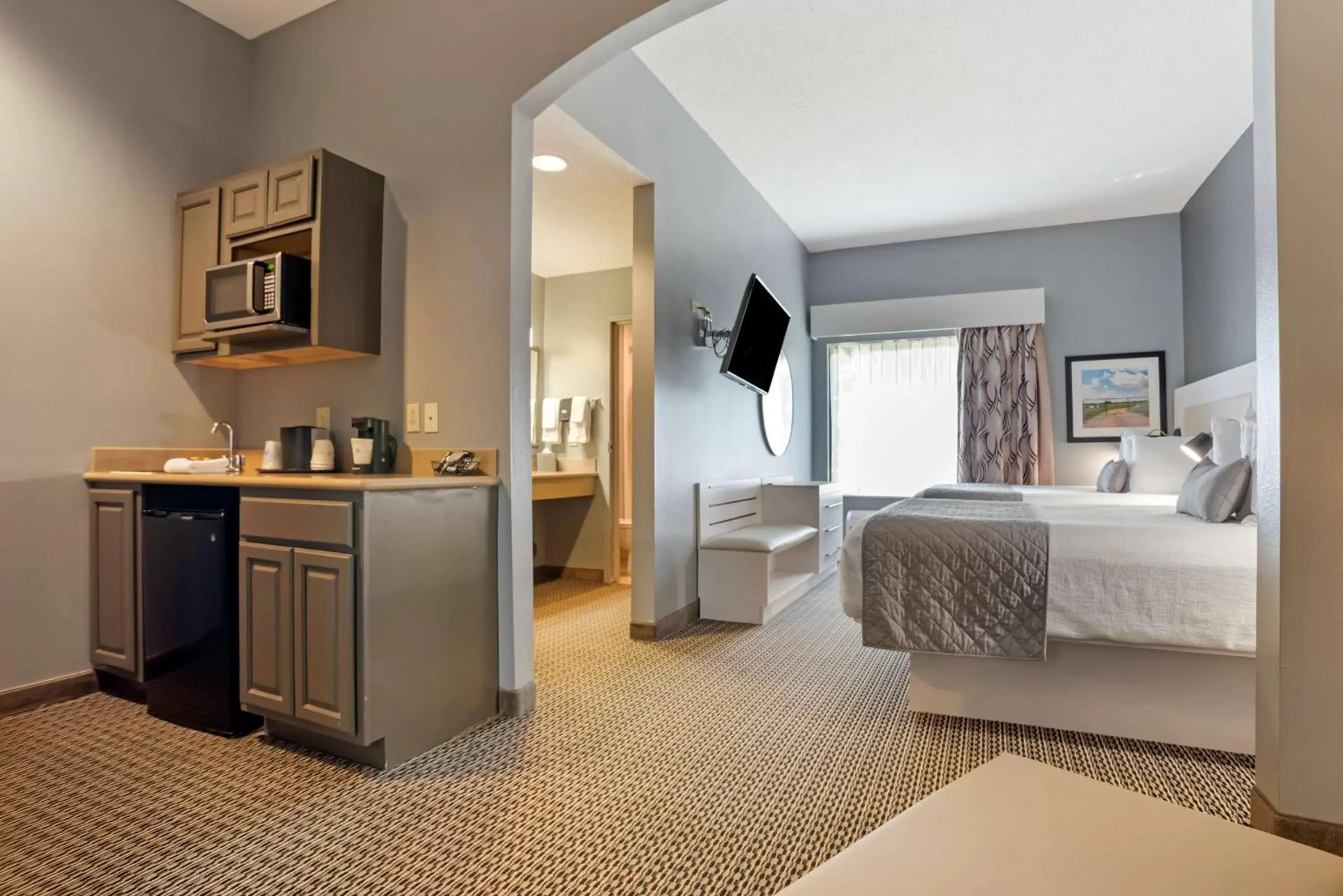 Bedroom, Kitchen/Kitchenette in Best Western Plus Two Rivers Hotel & Suites