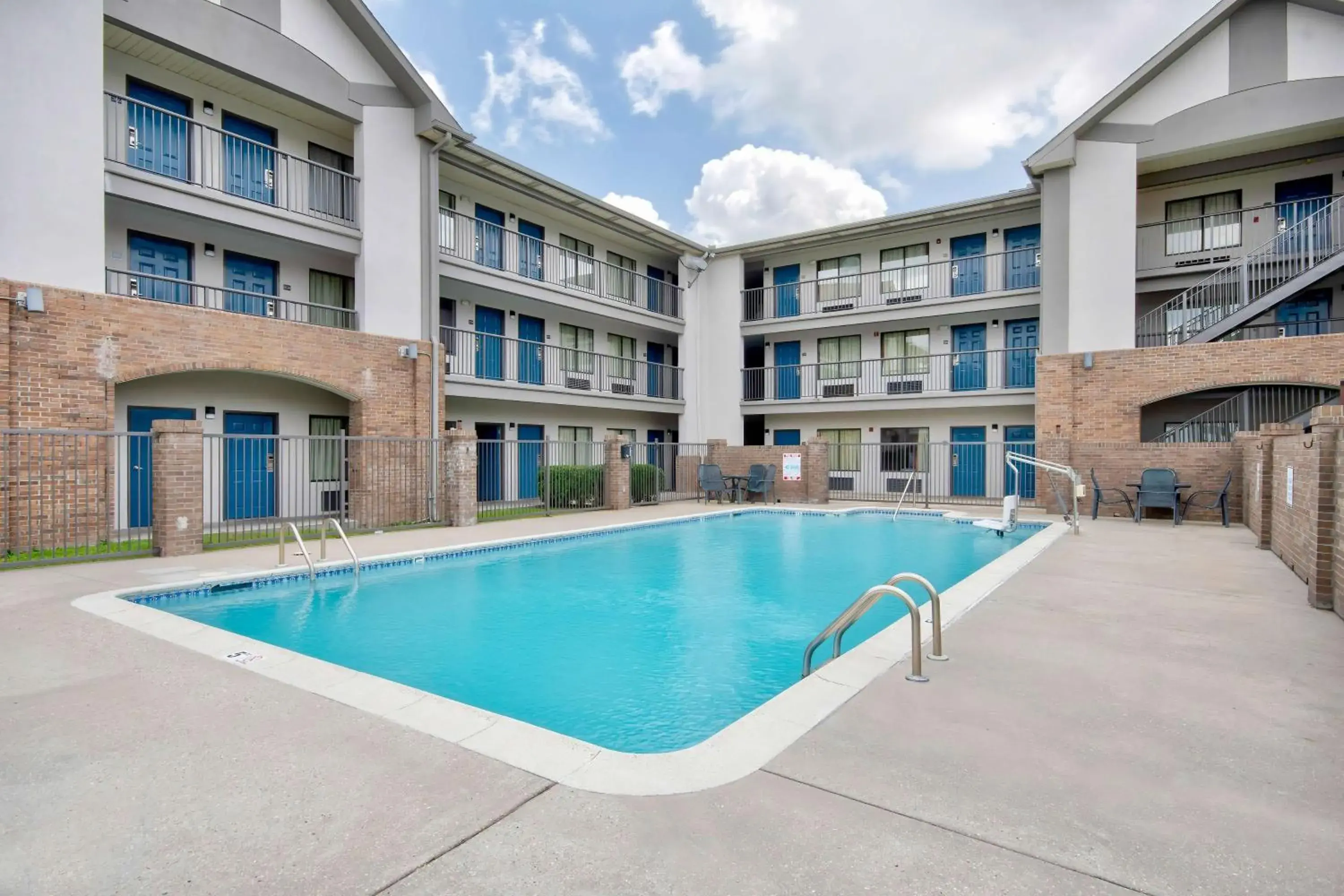 Pool view, Swimming Pool in Motel 6-Lafayette, LA