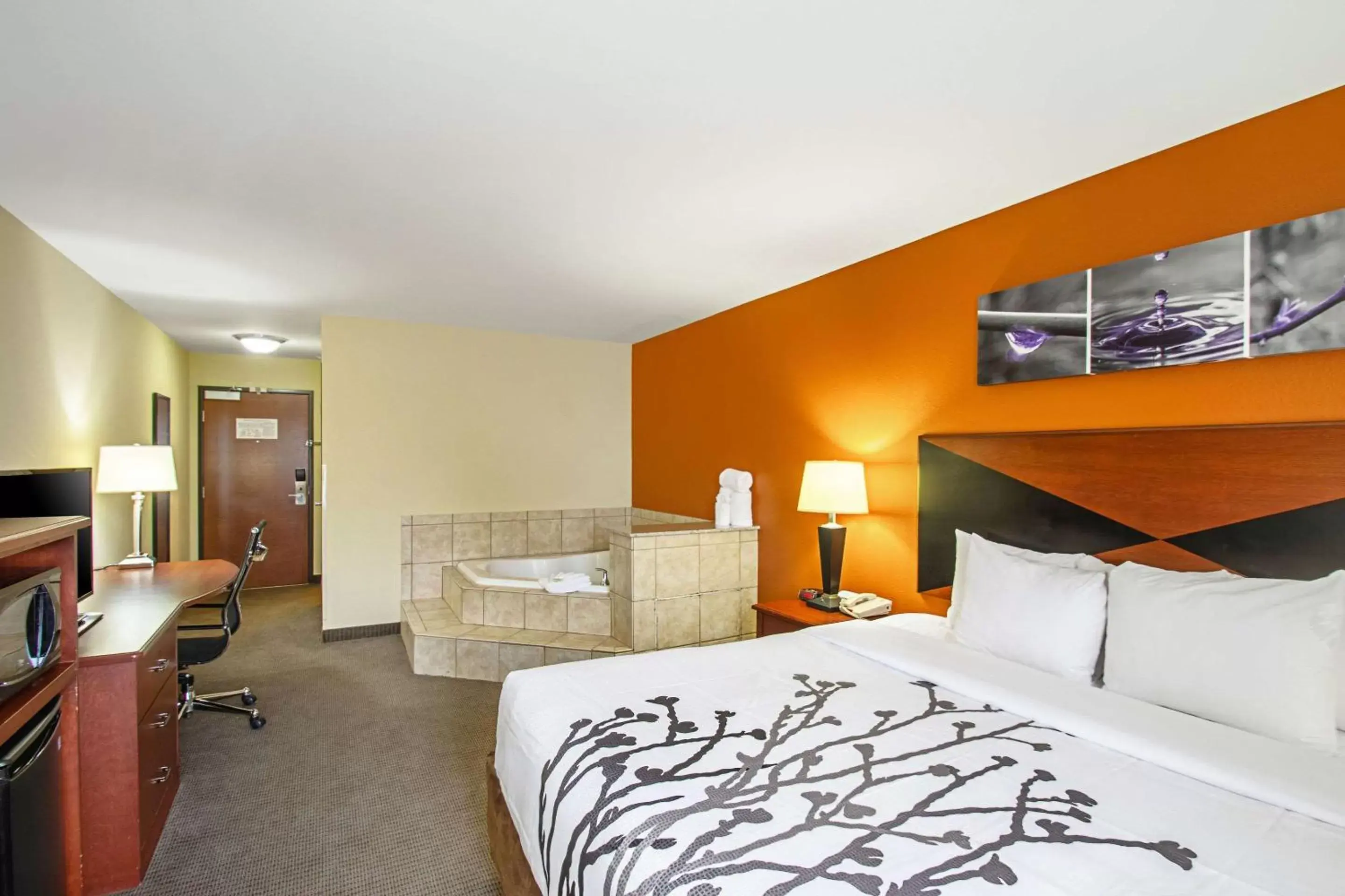 Photo of the whole room, Bed in Sleep Inn & Suites Madison