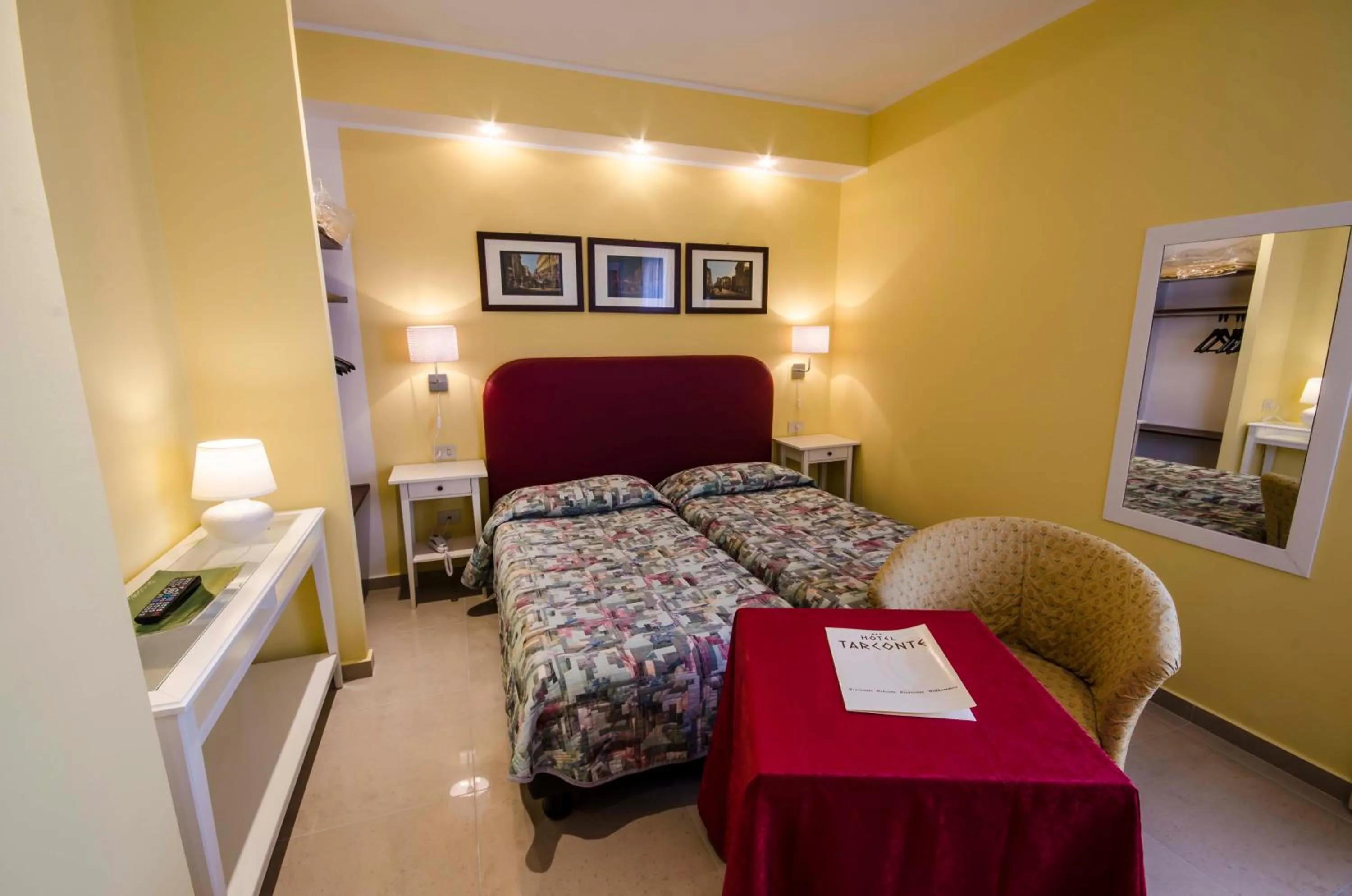 Photo of the whole room, Bed in Hotel Tarconte