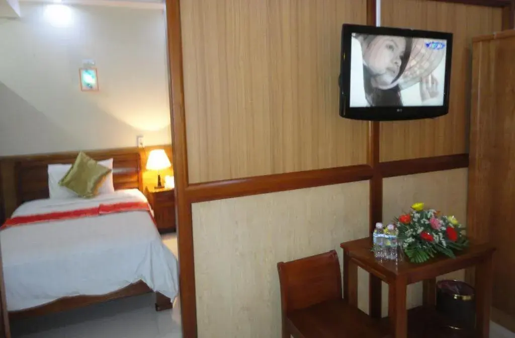 Photo of the whole room, TV/Entertainment Center in Hoang Yen Canary Hotel