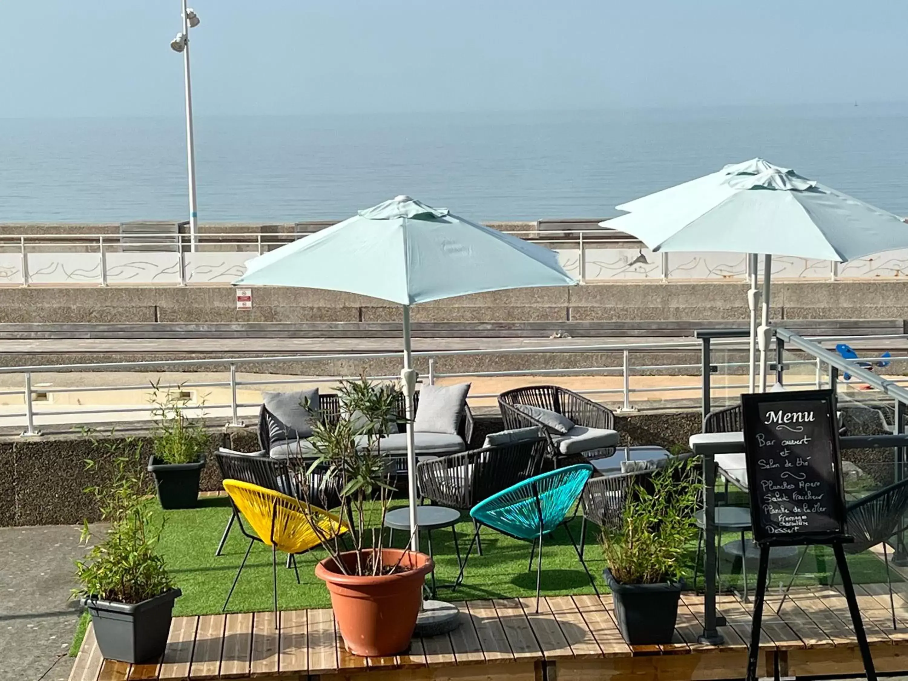 Patio in La Maison Des Galets sur le front de mer