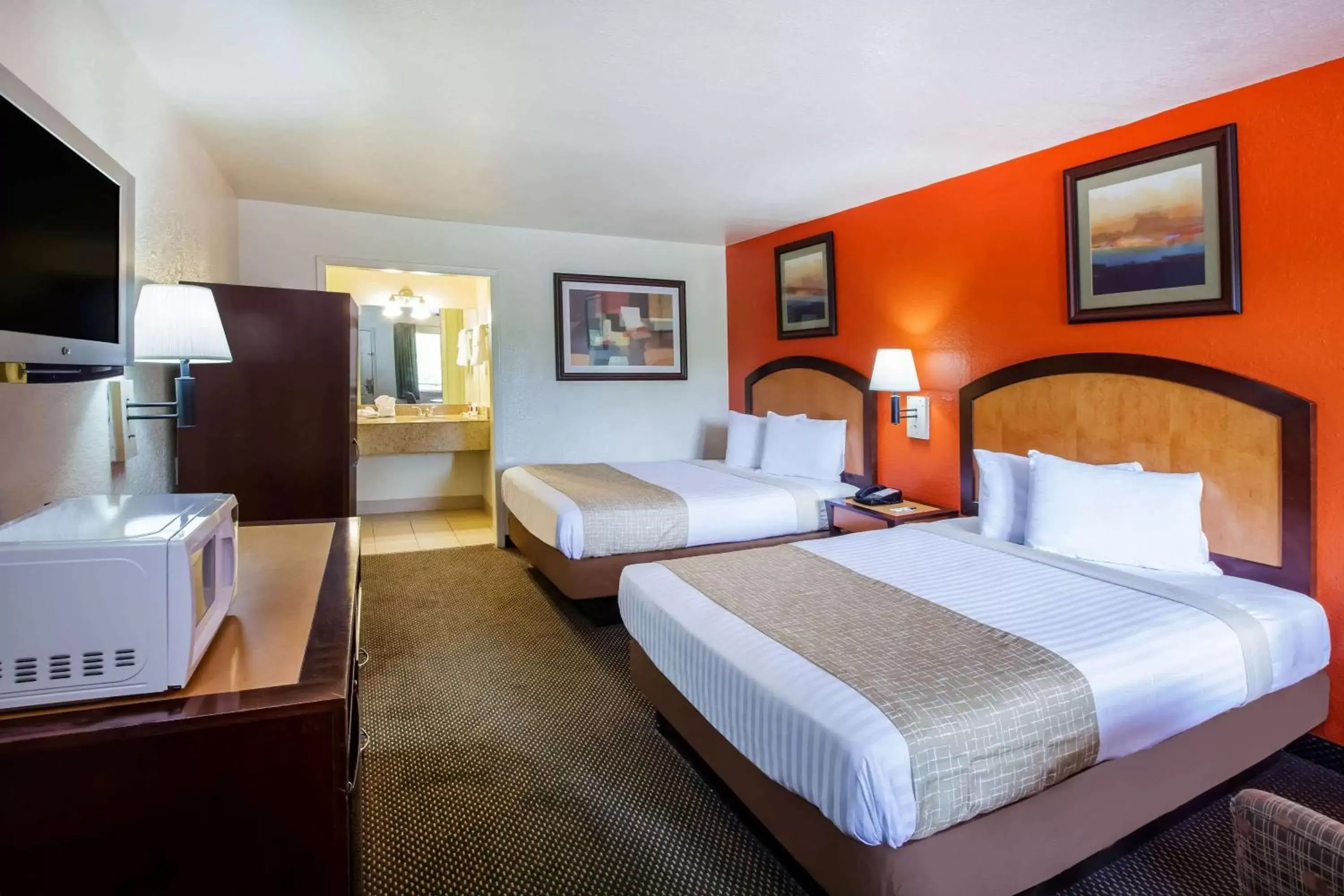 Photo of the whole room, Bed in Travelodge by Wyndham Houston Hobby Airport