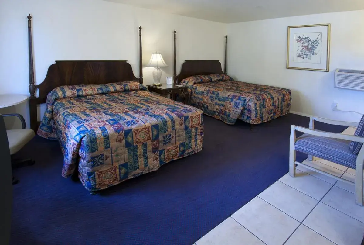 Photo of the whole room, Bed in American Executive Inn Mesa