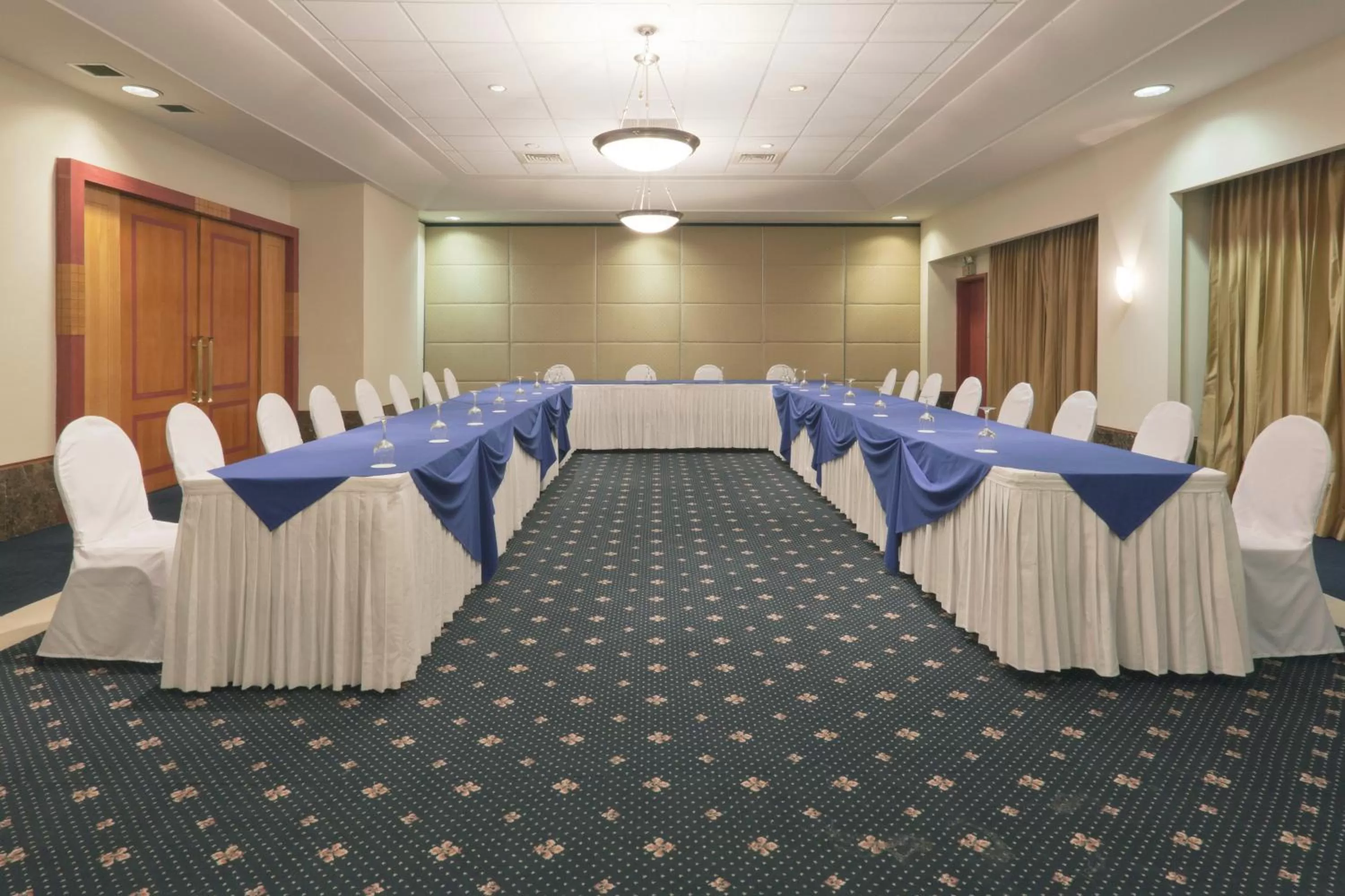 Meeting/conference room in Crowne Plaza Managua by IHG