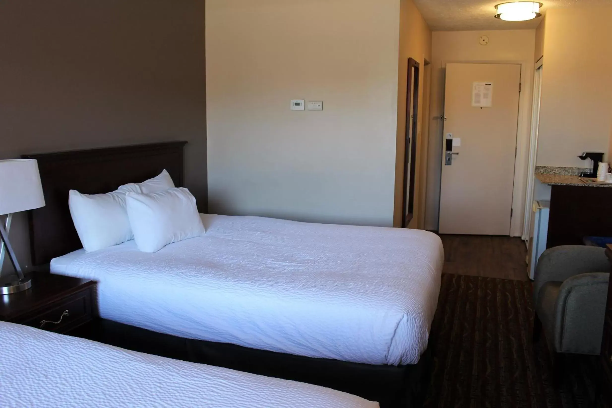 Bedroom, Bed in Ramada by Wyndham Campbell River