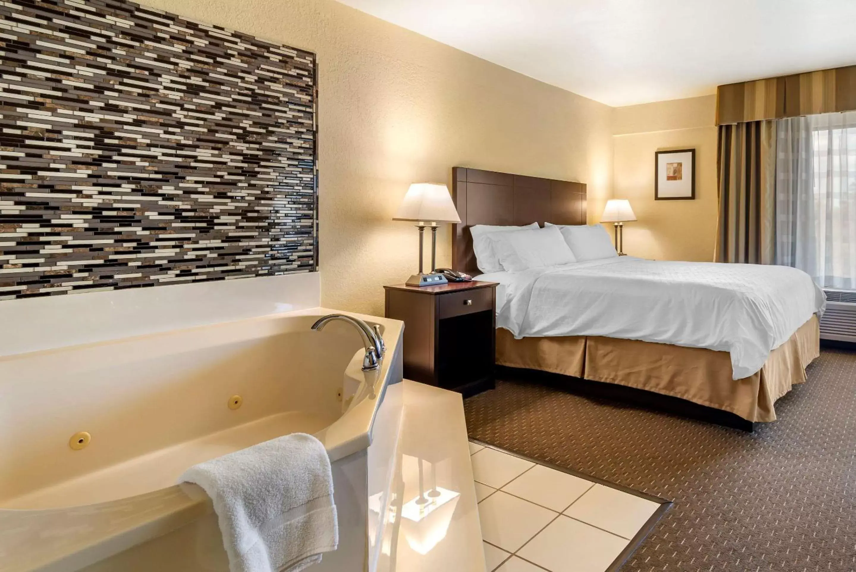 Photo of the whole room, Bathroom in Comfort Inn & Suites Dahlonega University Area