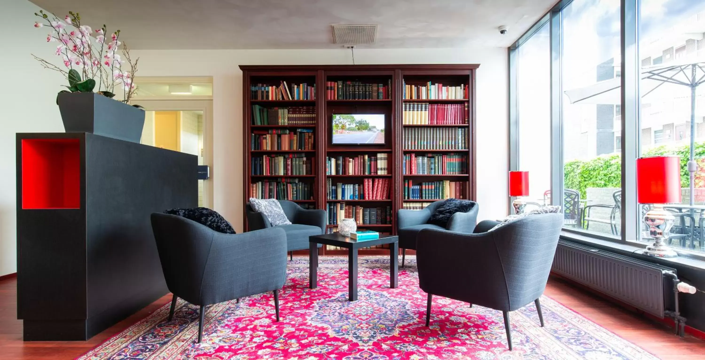 Lobby or reception, Library in Bastion Hotel Leiden Oegstgeest