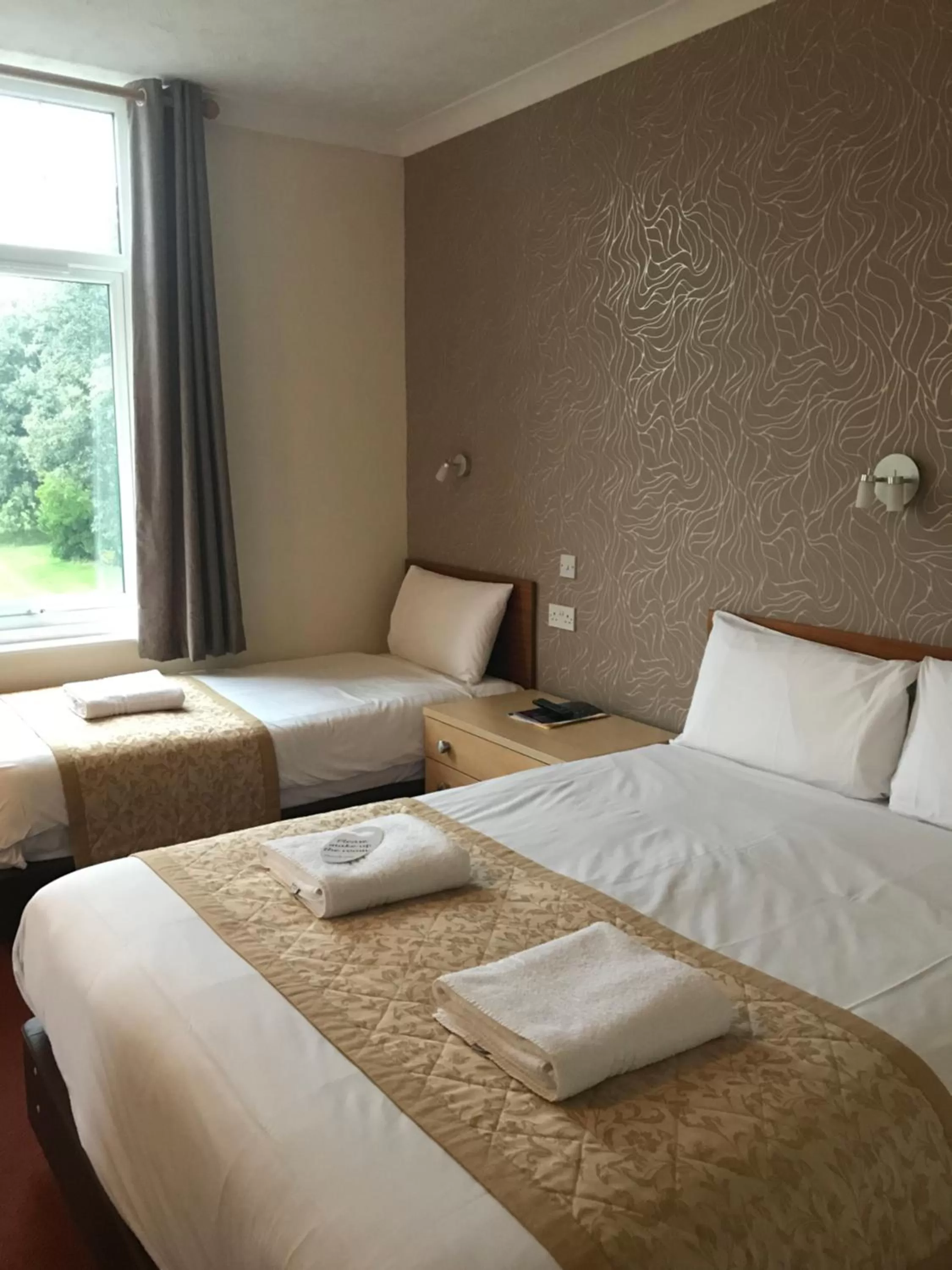 Bedroom, Bed in Marine Lodge