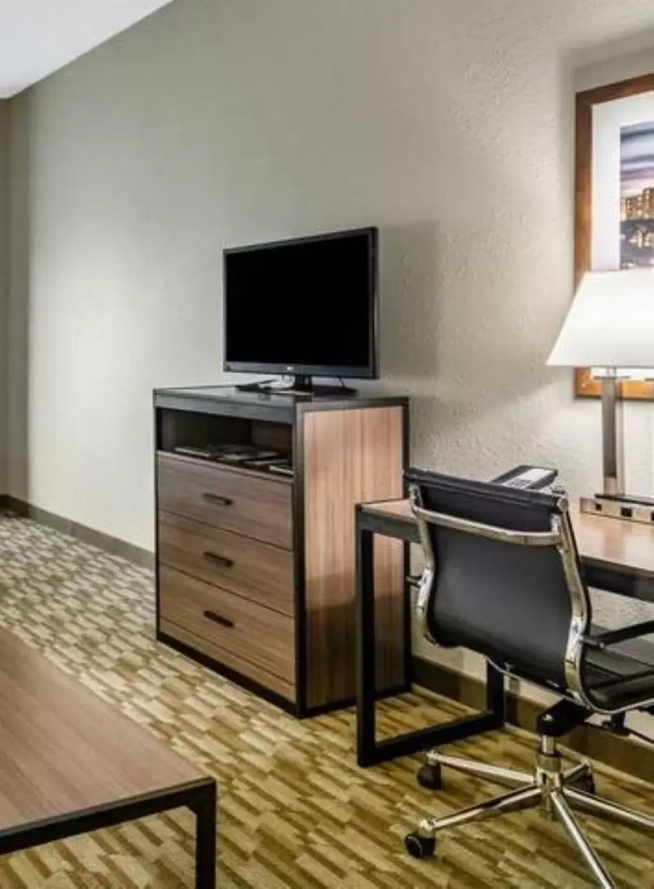 TV and multimedia, TV/Entertainment Center in Riverview Inn & Suites, Ascend Hotel Collection